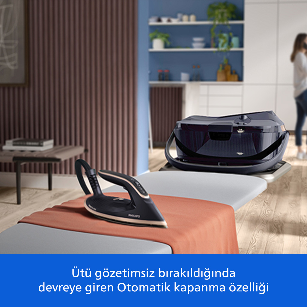 Ütü, ütü masasında, sağda büyük su haznesi. Arkada mutfak.