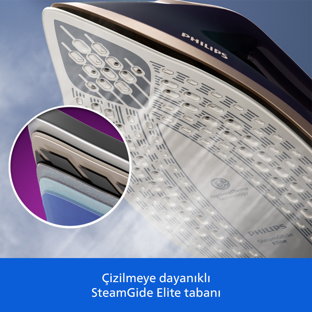 Buhar delikli ütü tabanının ve katmanlı görünümün yakın çekimi.