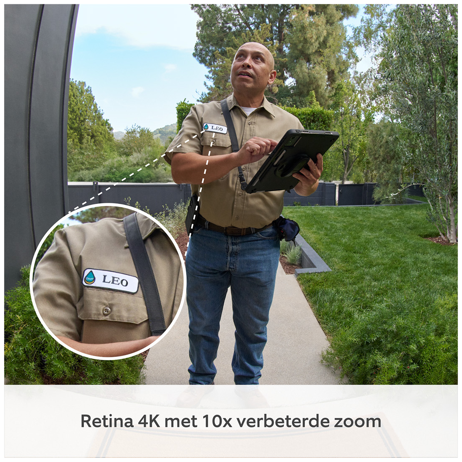 Man met tablet in tuin, draagt een "LEO"-shirt.