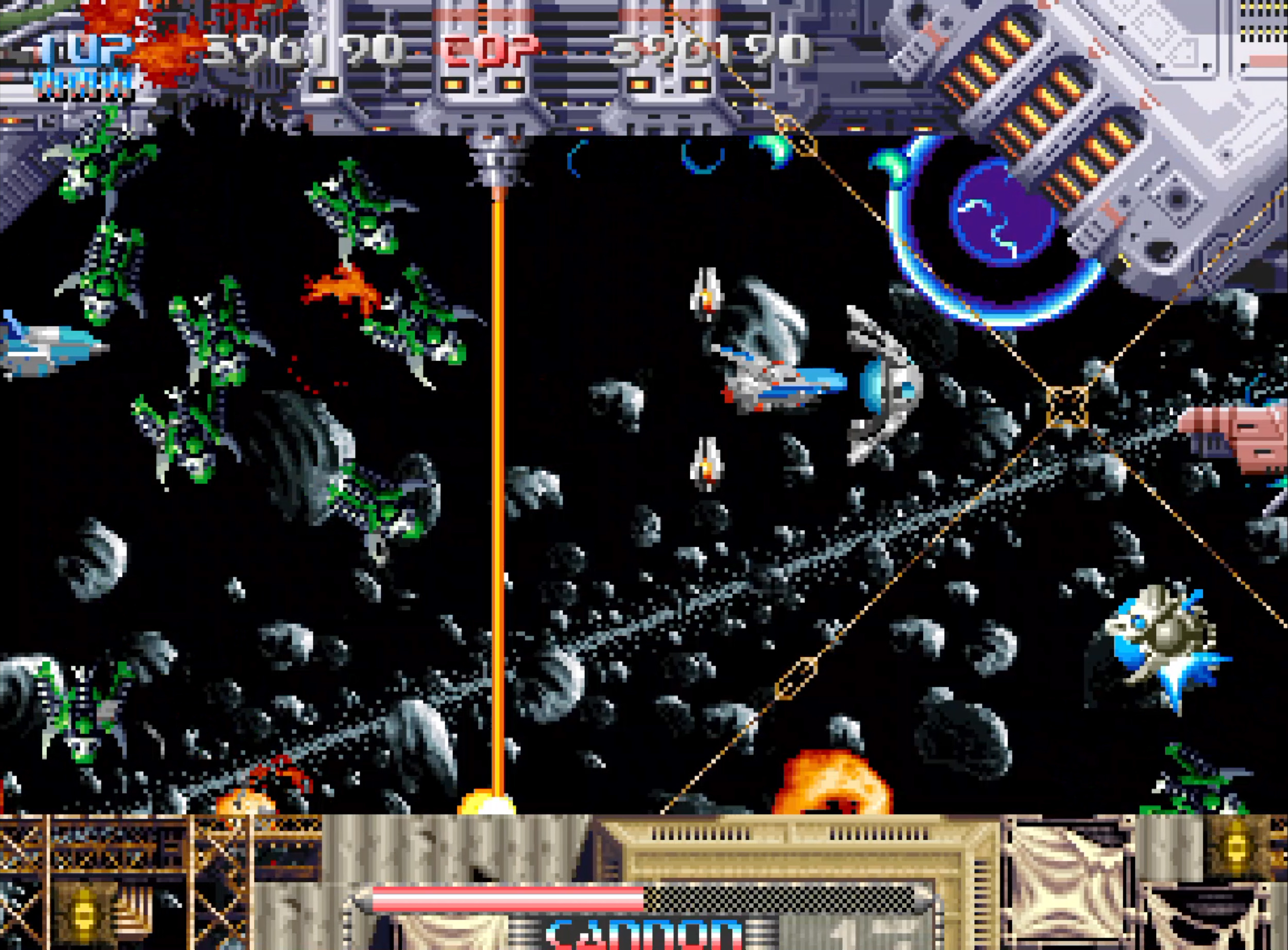 Pixelgrafik eines Weltraumspiels mit Schiffen, Asteroiden und Explosionen.