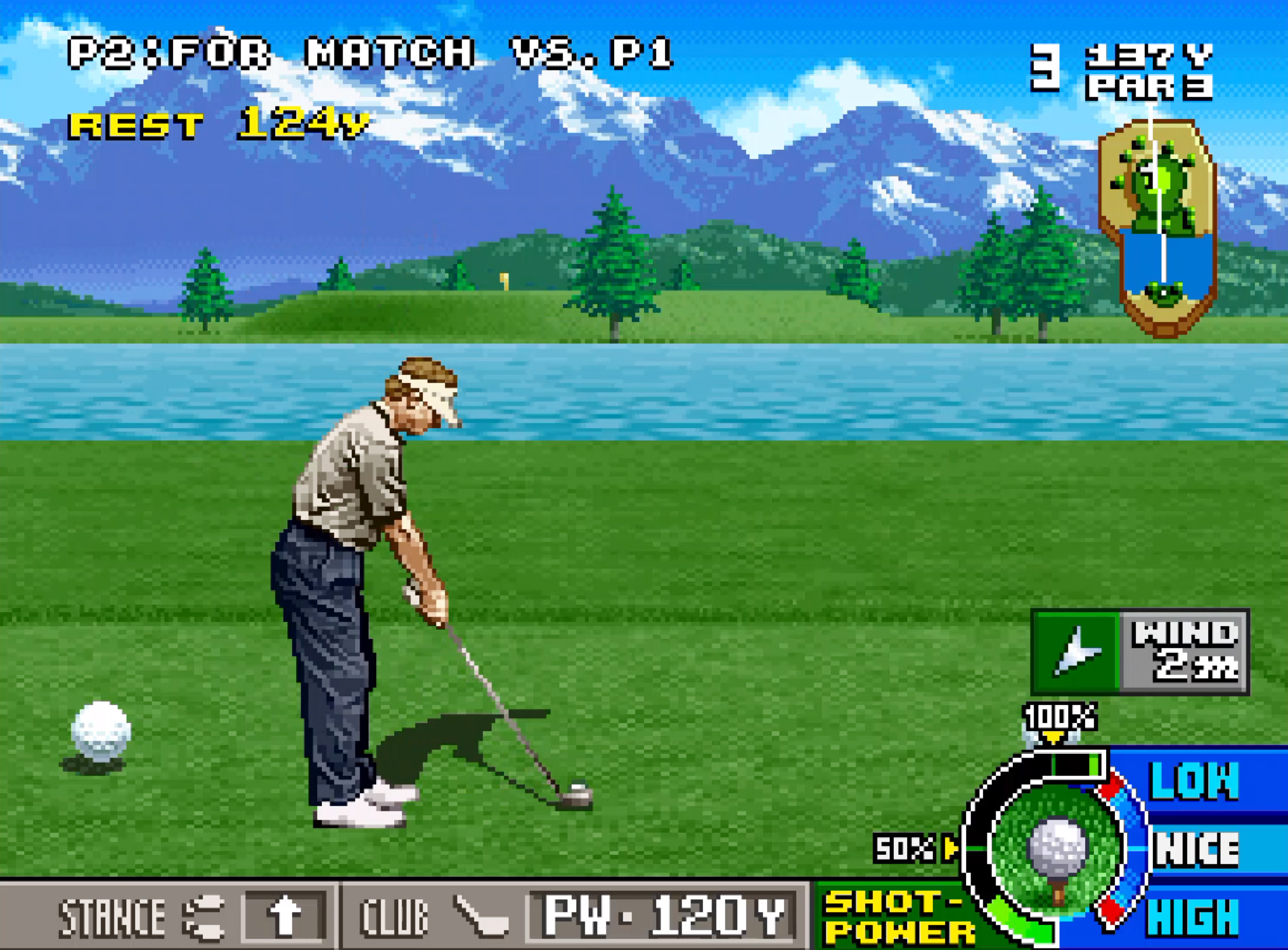 Ein Mann spielt Golf auf einem grünen Feld mit einem See und Bergen im Hintergrund.