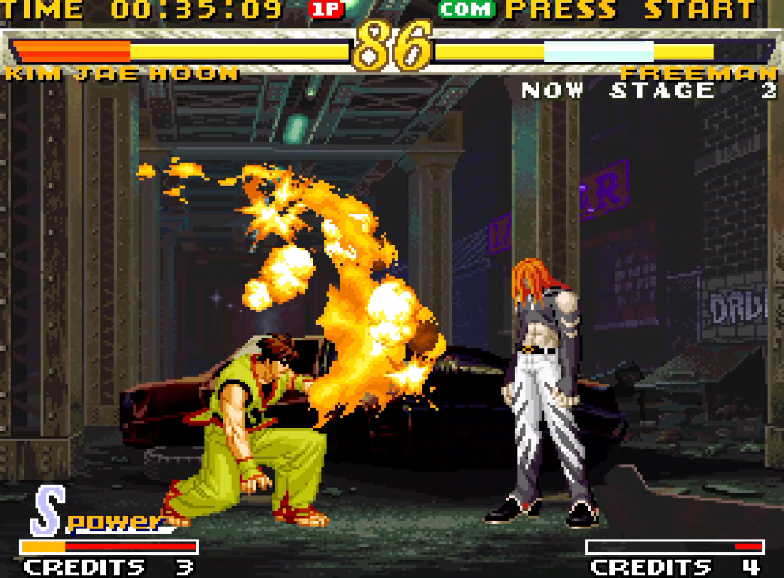 Zwei Kämpfer in einer Gasse, einer mit Feuerattacke. Spiel-Interface oben.