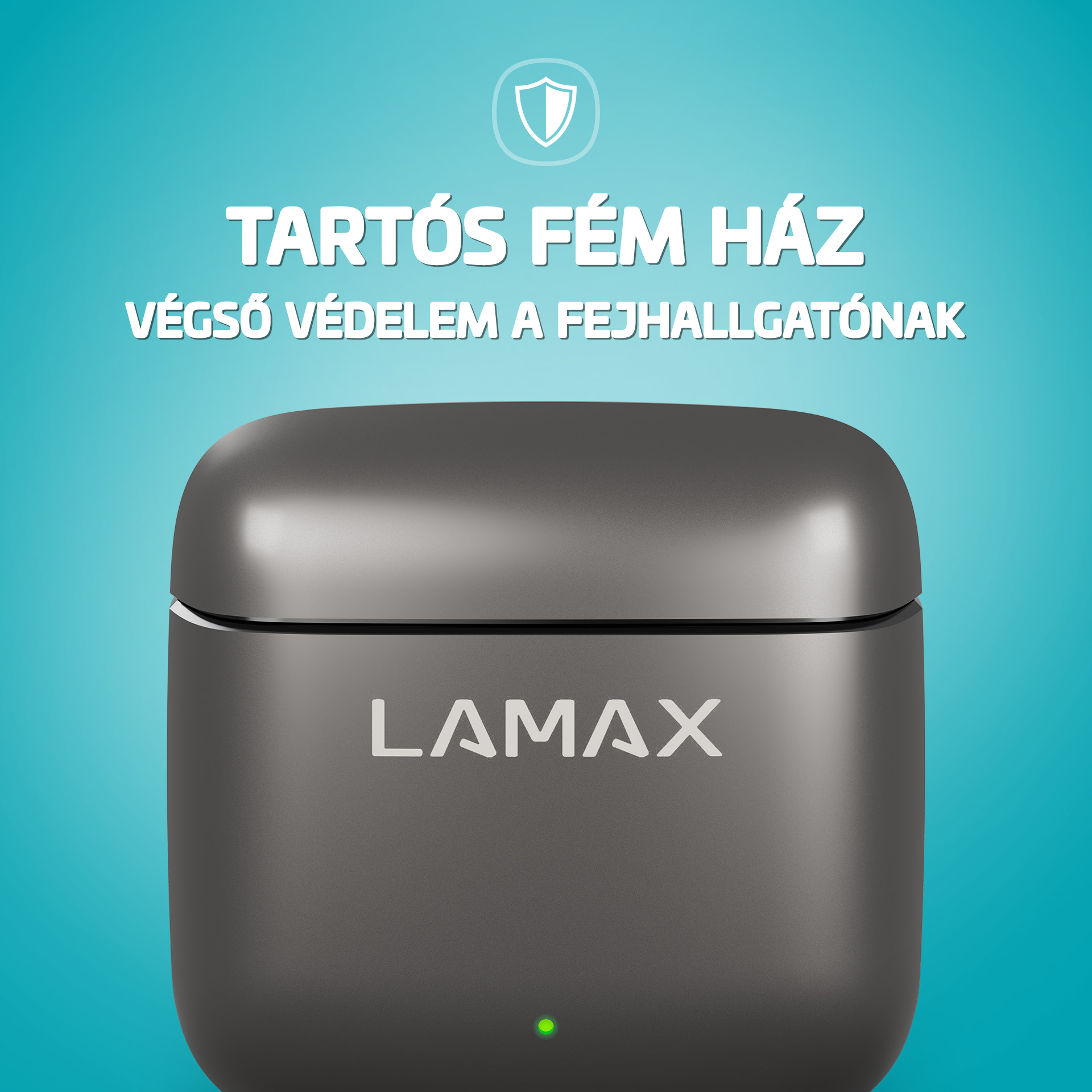 Szürke töltőtok LAMAX logóval és zöld LED-del, kék háttér előtt.