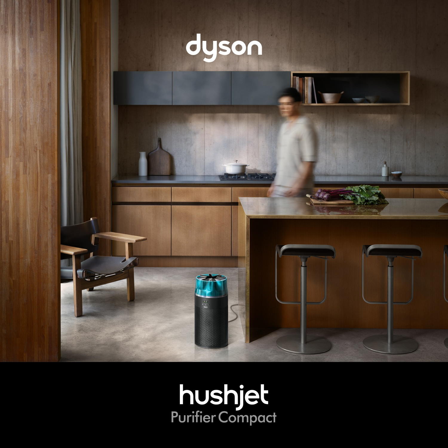 Un purificatore d'aria Dyson si trova in una cucina moderna con elementi in legno.