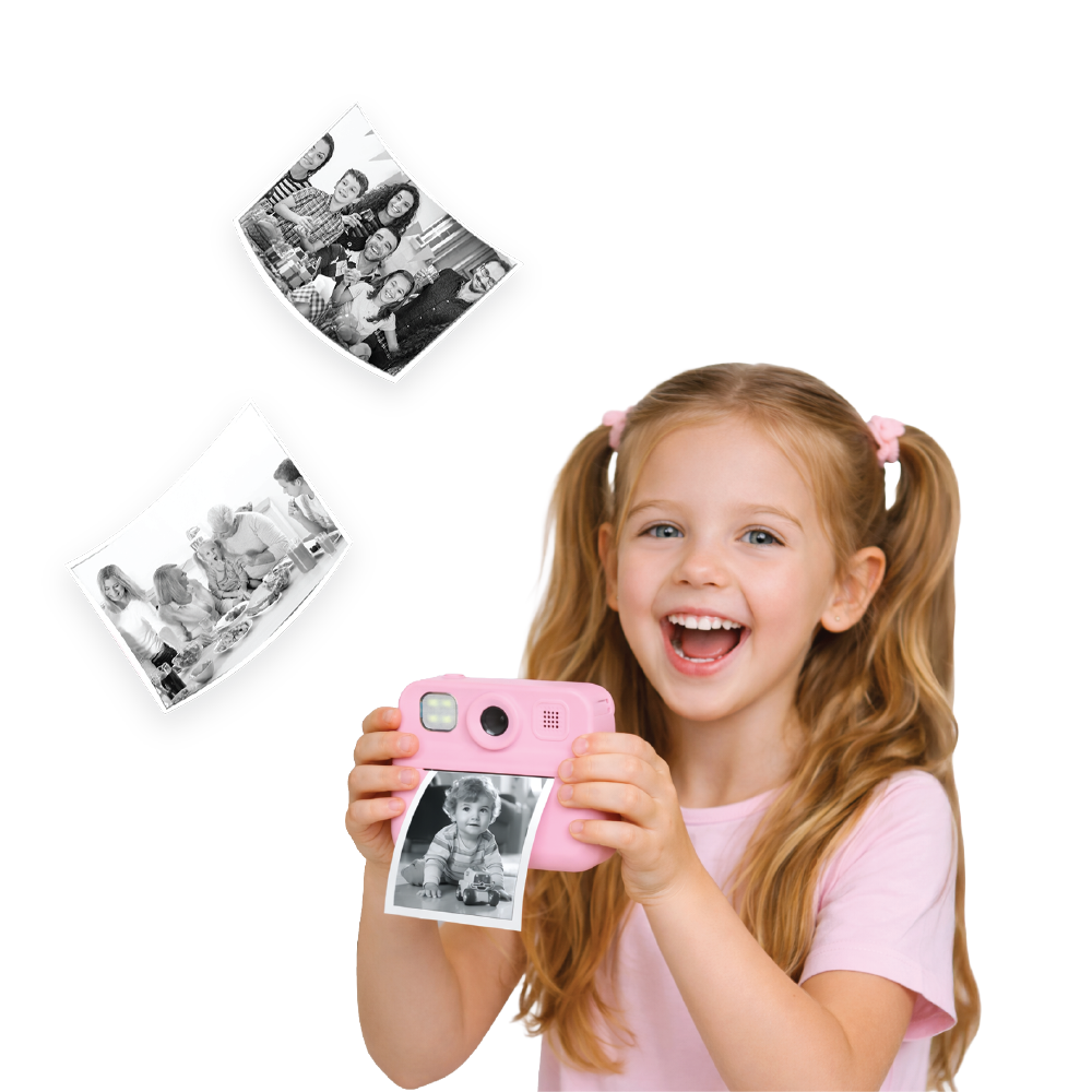 Mutlu küçük kız bebek fotoğrafı basan pembe bir kamera tutuyor.