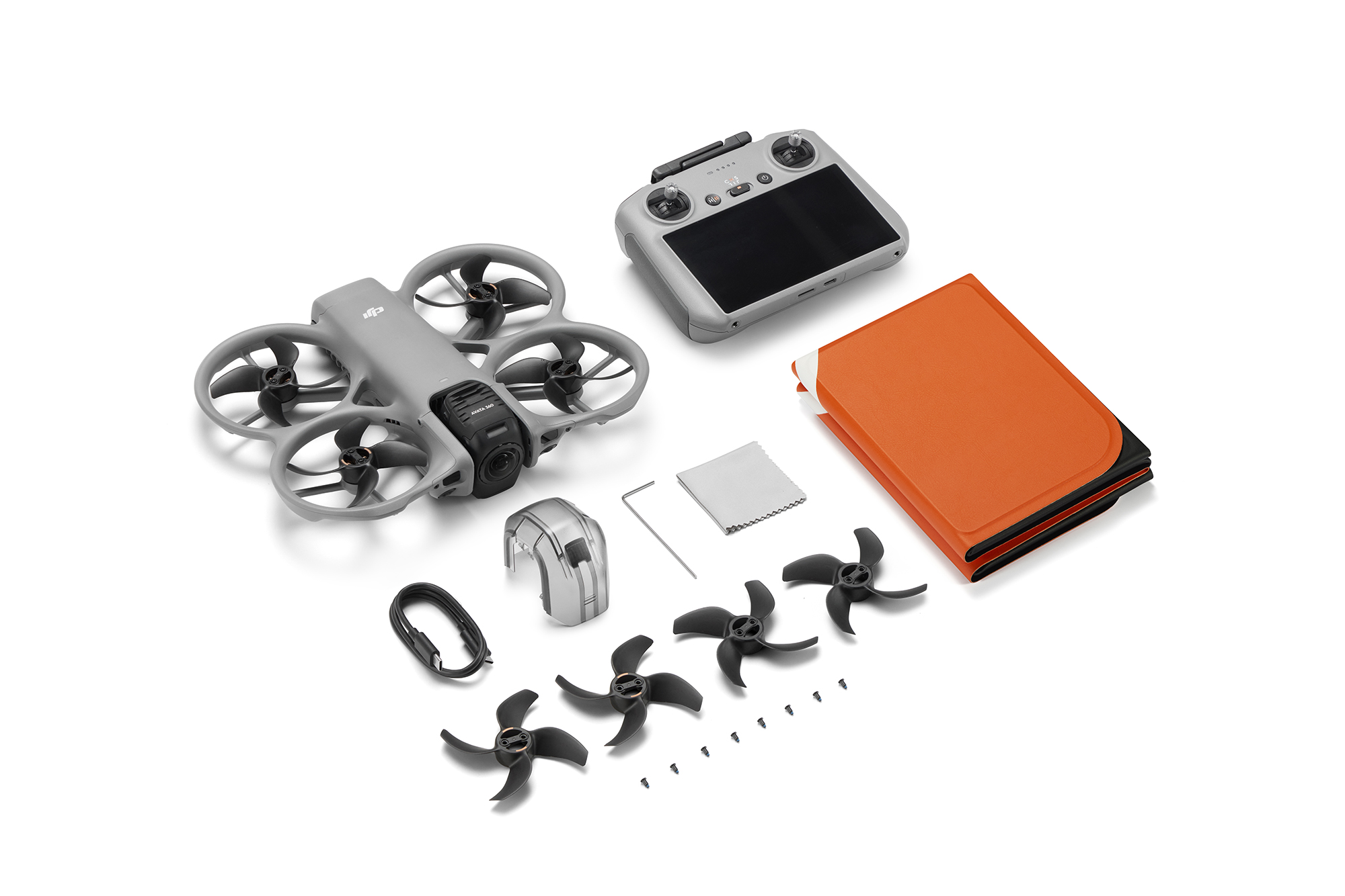 Gri DJI Avata drone kiti, uzaktan kumanda, yedek pervaneler ve kablo.