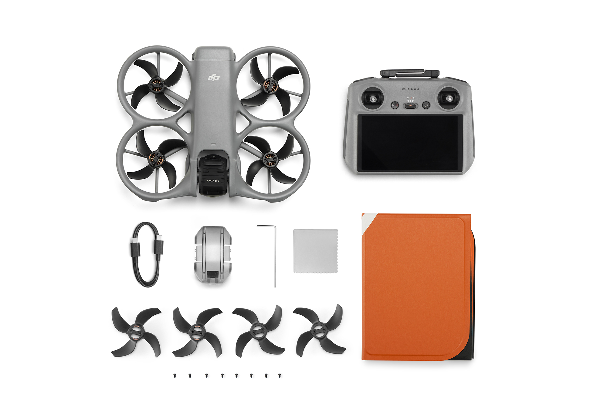 Gri drone, kumanda, pervaneler, kablolar, vidalar ve turuncu kılıf beyaz zeminde.