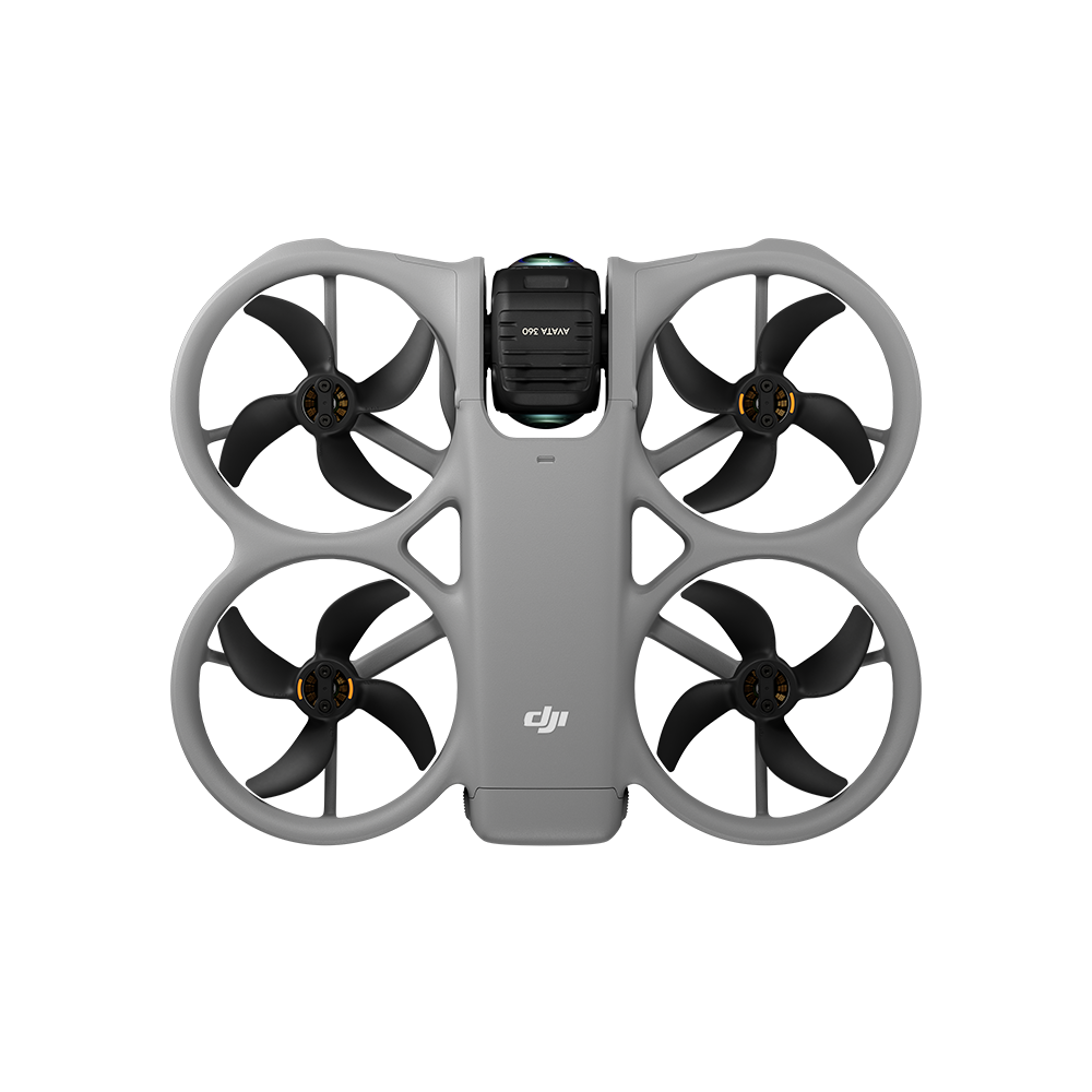 Siyah arka plan üzerinde dört pervaneli ve kameralı gri DJI Avata drone.