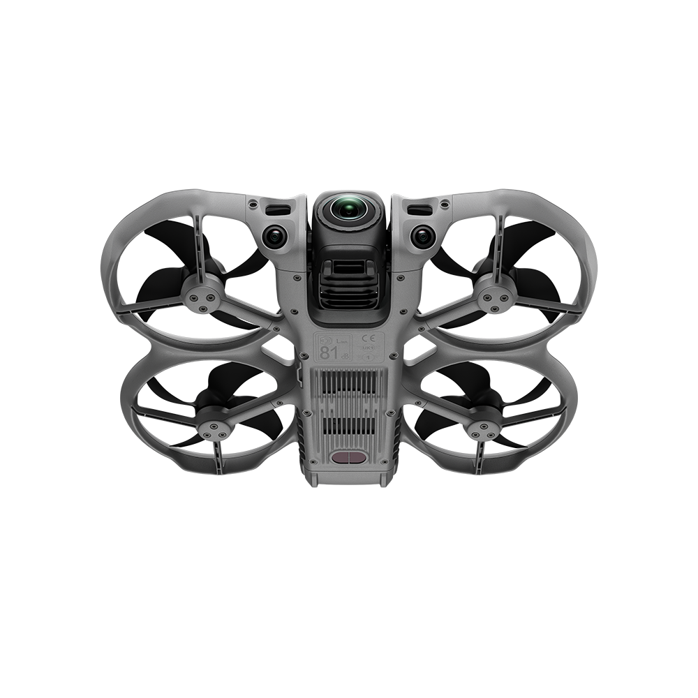 Gri drone, üstte kamera, siyah pervaneler, siyah arka plan üzerinde.