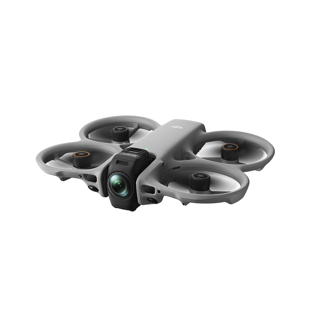 Ön kamerası olan gri DJI Avata drone, siyah arka plan üzerinde.