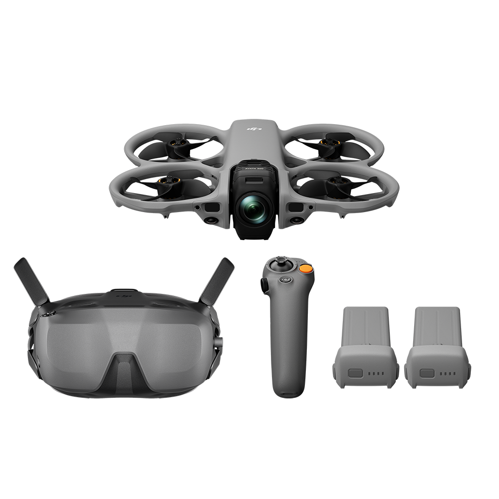 Siyah arka plan üzerinde gözlük, kumanda ve iki pilli gri drone seti.
