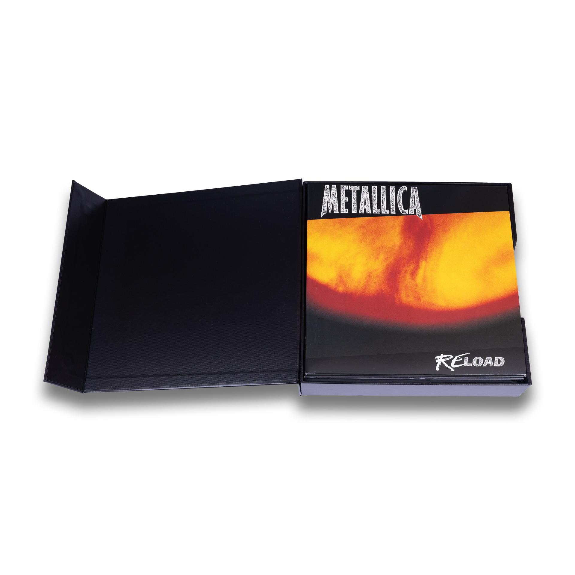 Eine schwarze Box ist geöffnet und zeigt das Metallica Reload Album Cover.