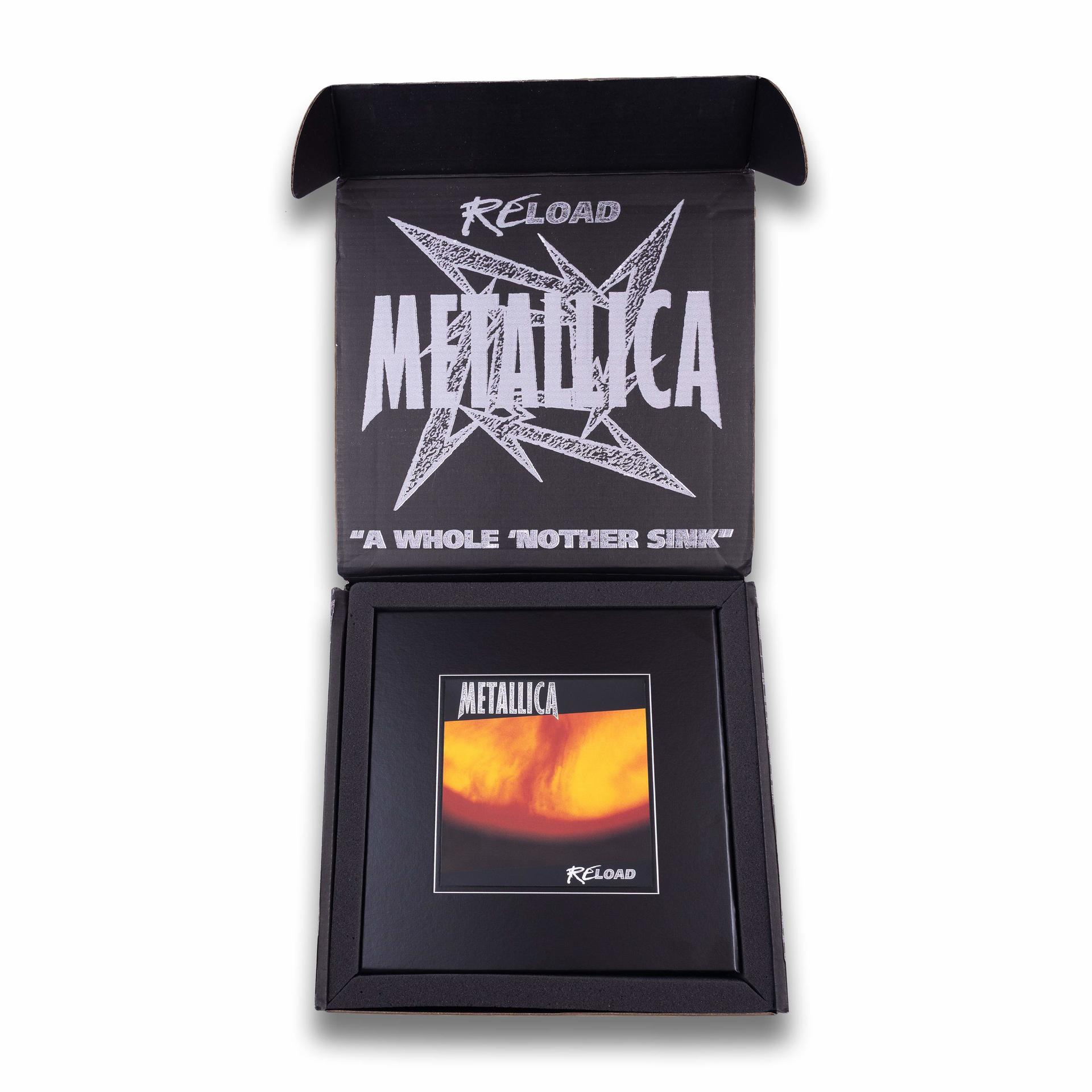 Geöffnete schwarze Box mit Metallica 'Reload'-Cover in einem Schaumstoffeinsatz.