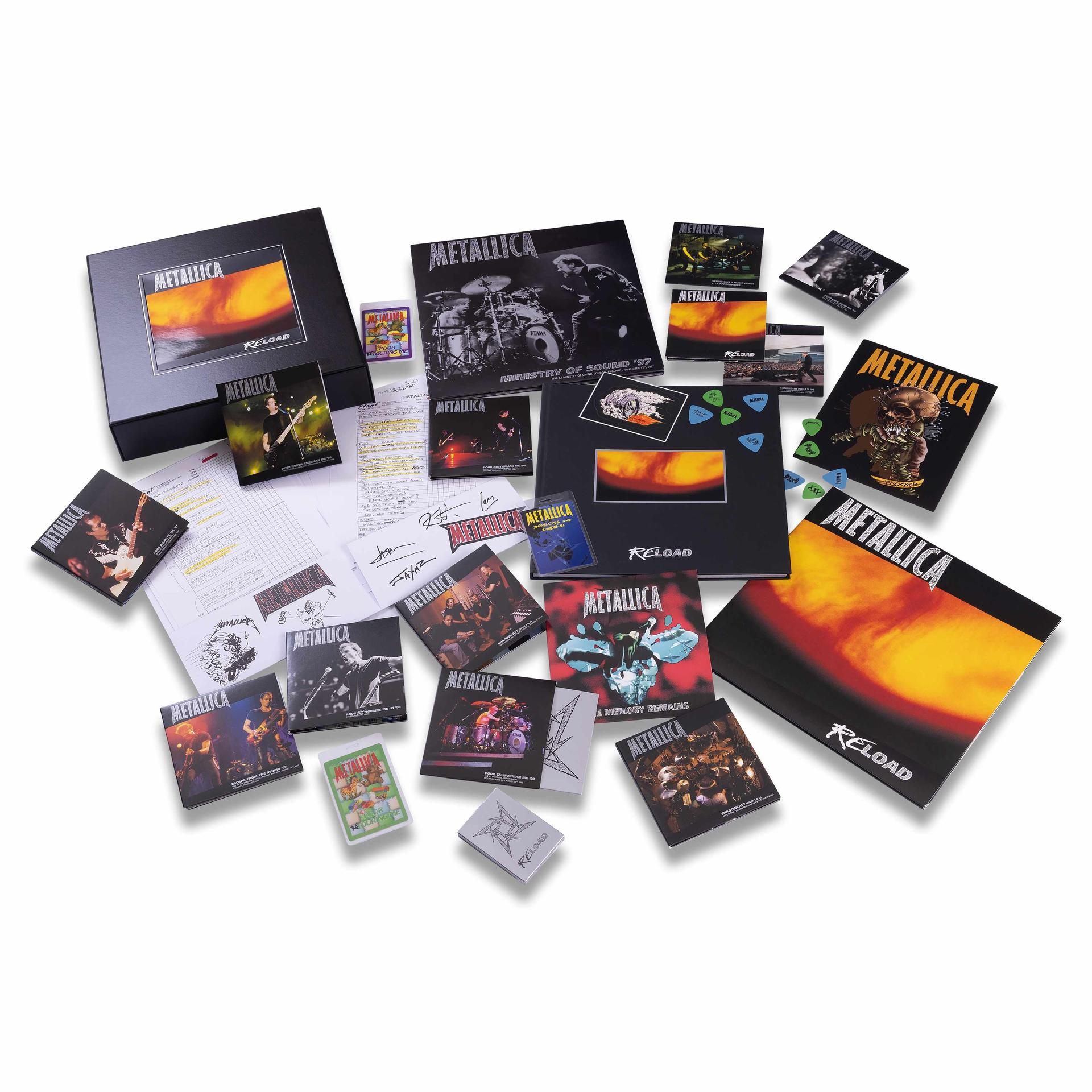 Metallica Reload Boxset mit CDs, Fotos, Picks und Notizen auf weißem Hintergrund.