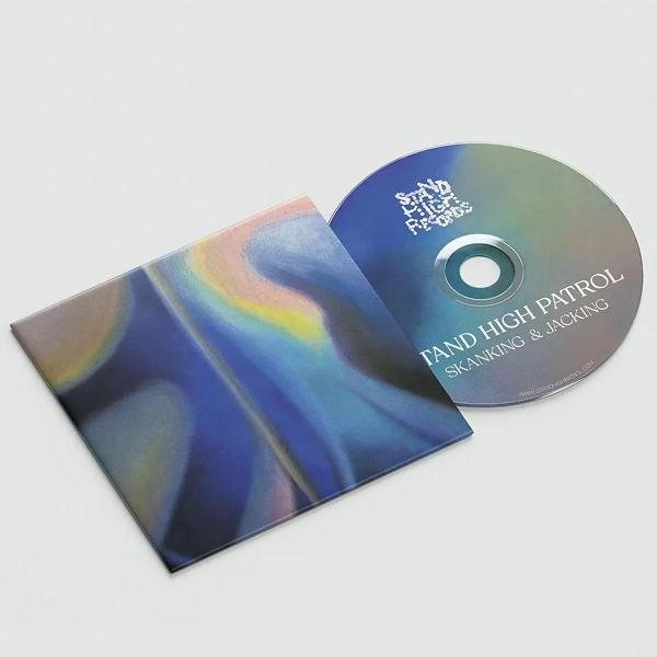 CD und Hülle mit abstraktem, blauem Muster auf weißem Hintergrund.