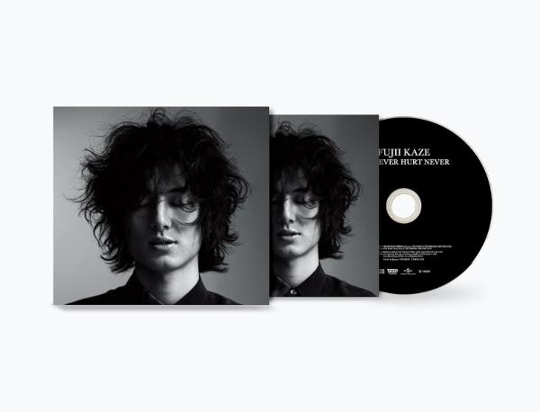Schwarz-weiße CD und Hülle mit Porträt eines Mannes mit zerzaustem Haar.