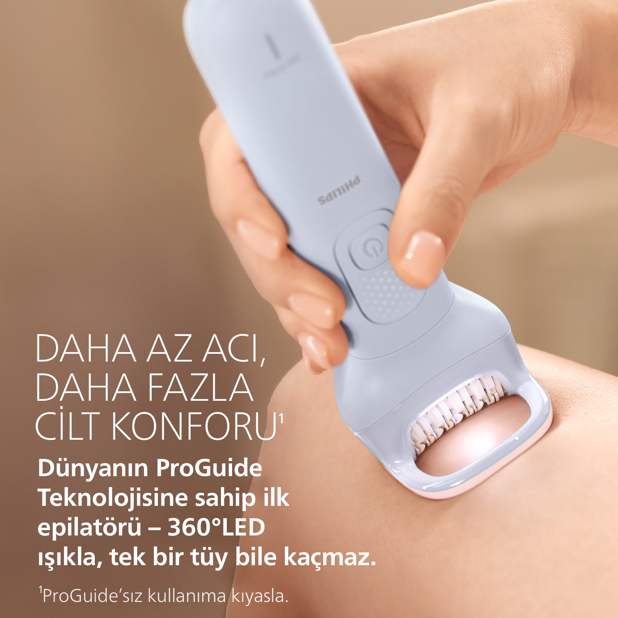 Bir el, Philips epilatörü cilt üzerinde tutuyor. Yakın çekim.