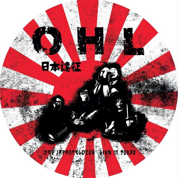 Ein Bandlogo mit roten Strahlen, japanischer Schrift und Bandmitgliedern