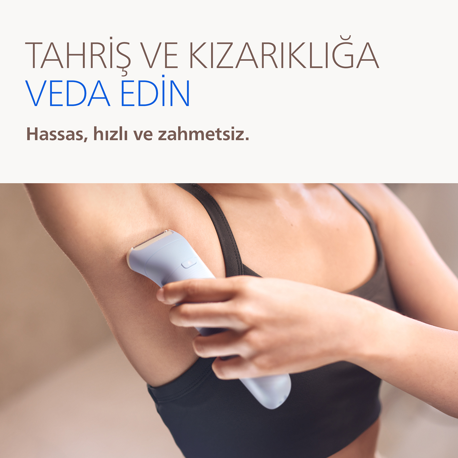 Kişi koltuk altını açık mavi elektrikli tıraş makinesiyle alıyor. Türkçe metin.