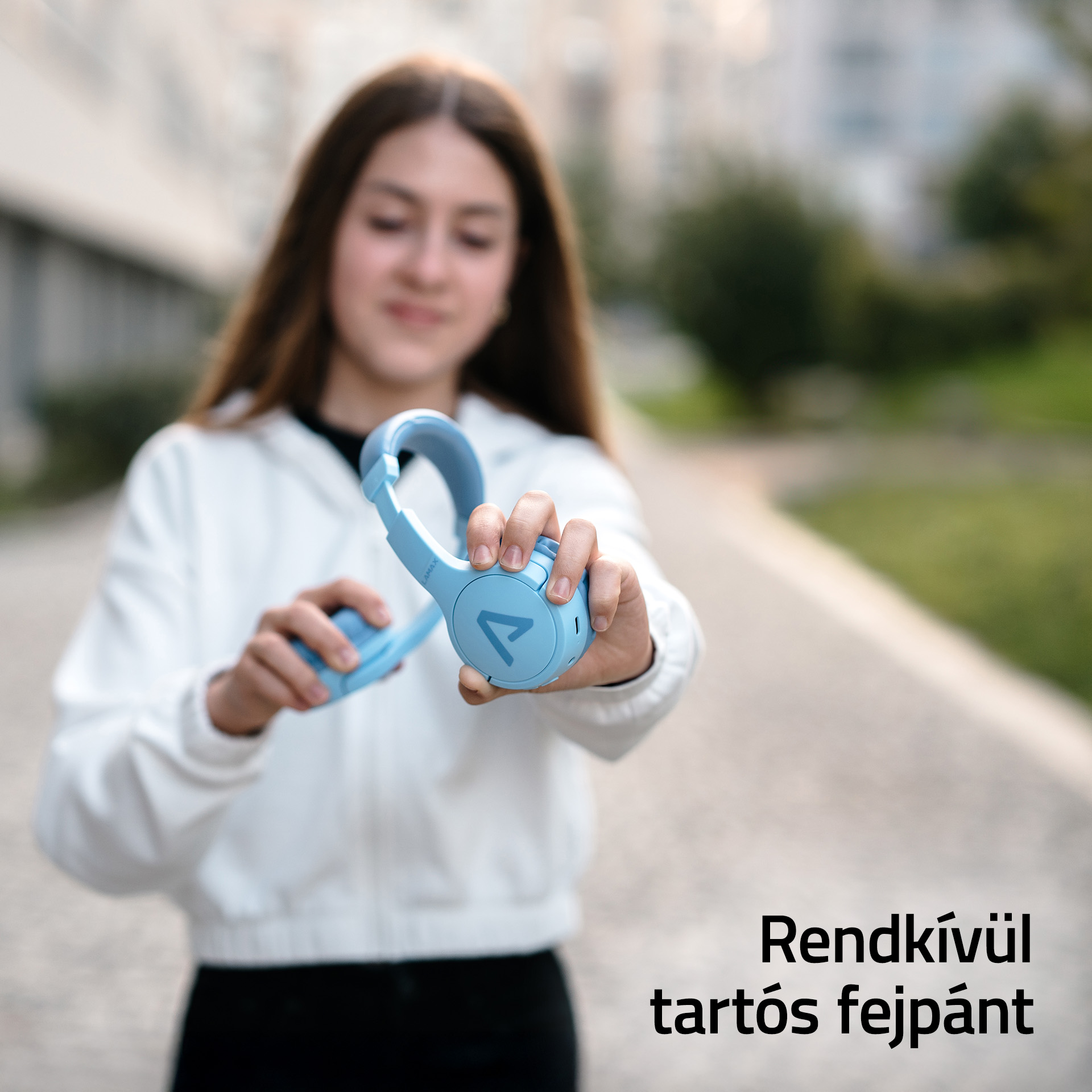 Egy fiatal lány világoskék fejhallgatót tart. A háttér elmosódott.