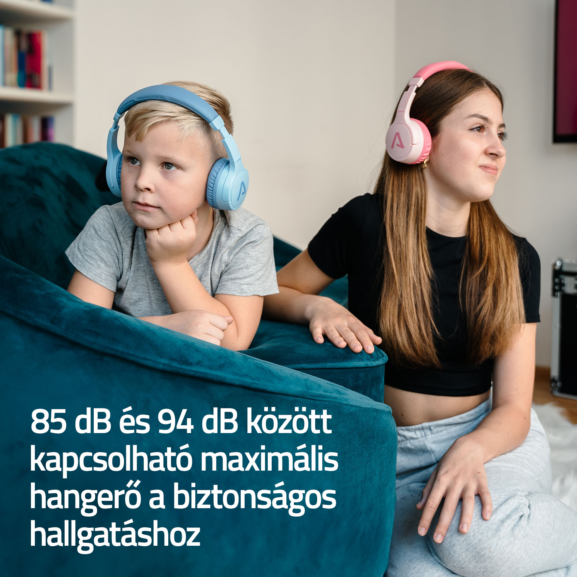 Fiú és lány fejhallgatóval a kanapén. Szöveg a hangerőszintekről.