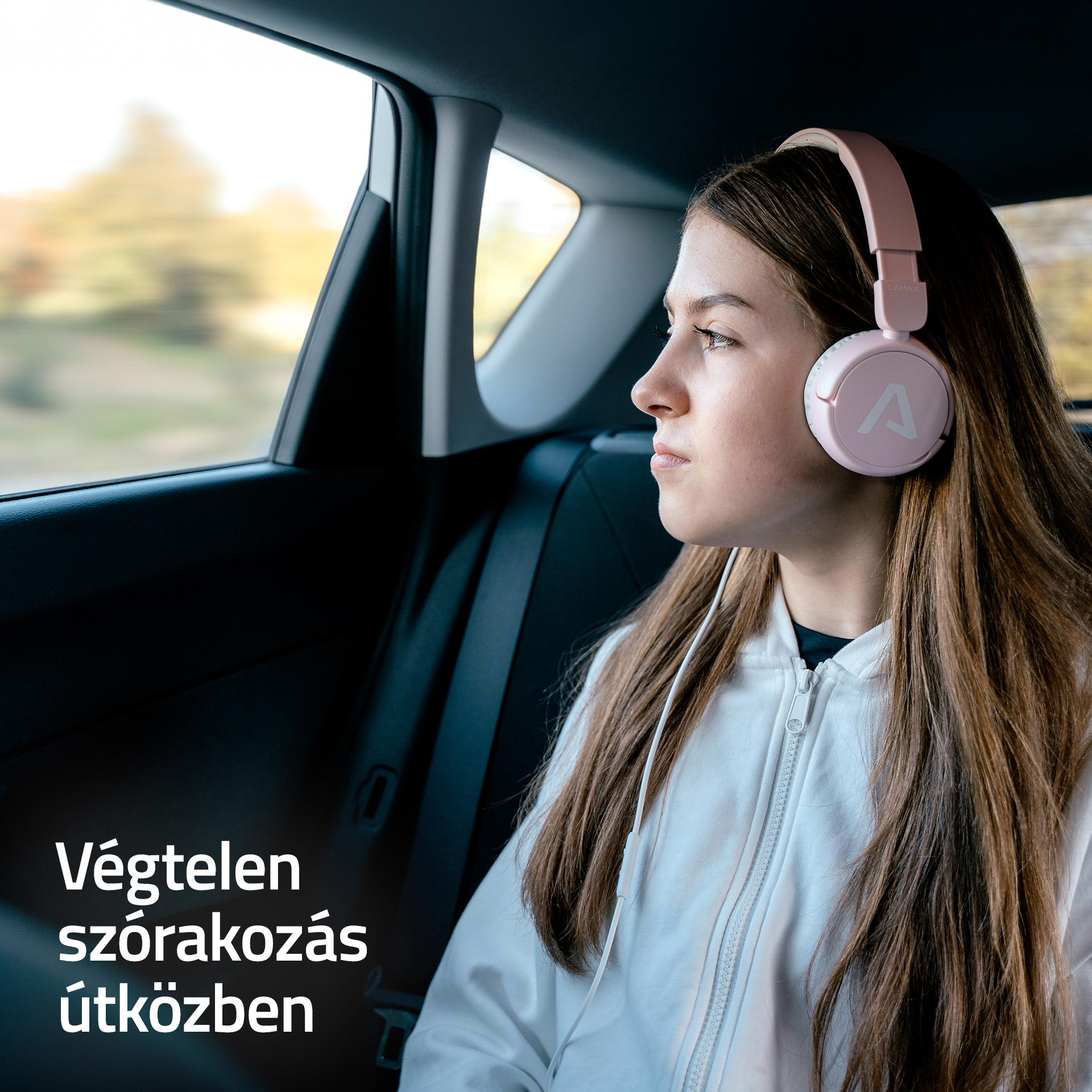 Egy lány rózsaszín fejhallgatóval néz ki az autó ablakán.