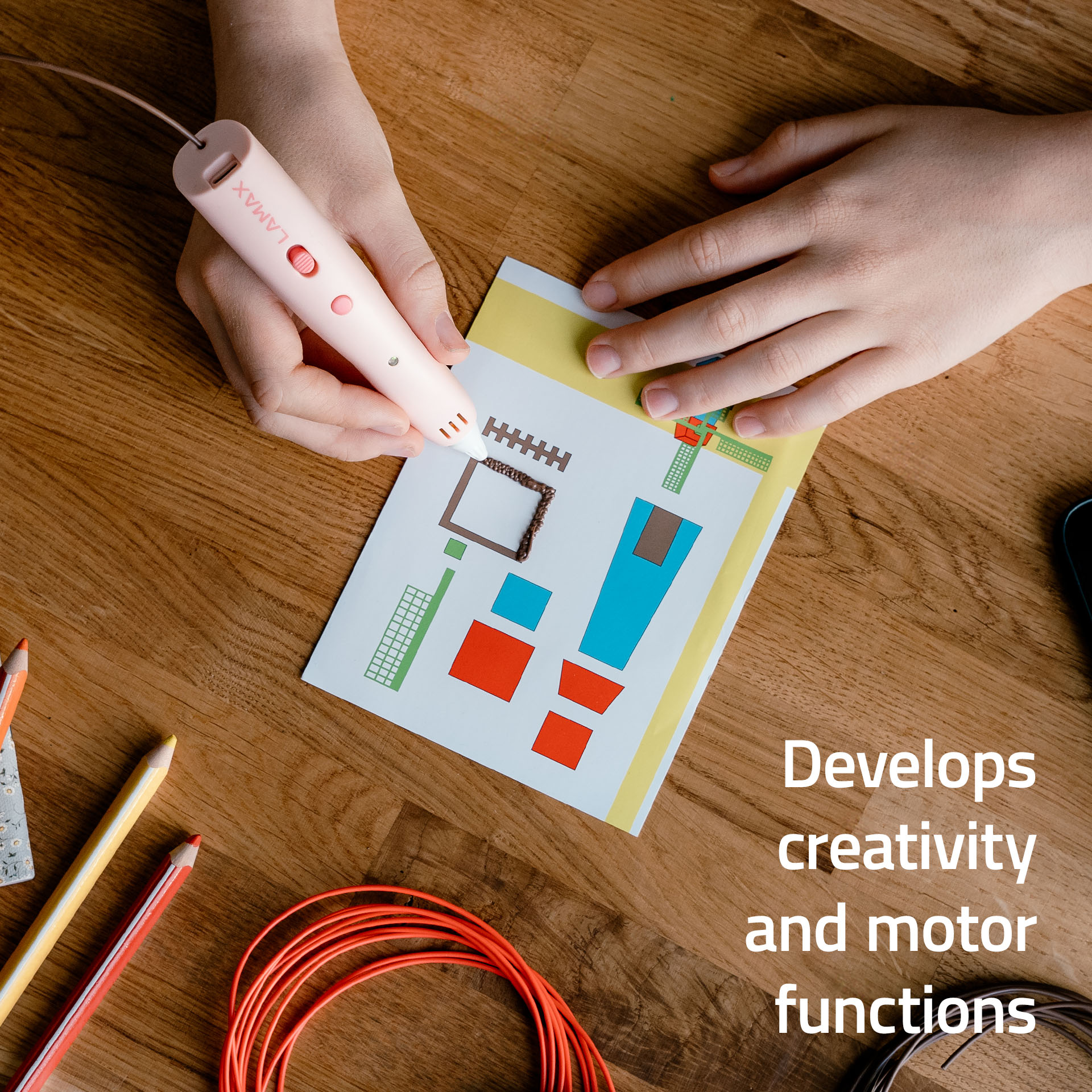 Gyerek 3D tollat használ fa asztalon kézműves kellékekkel.