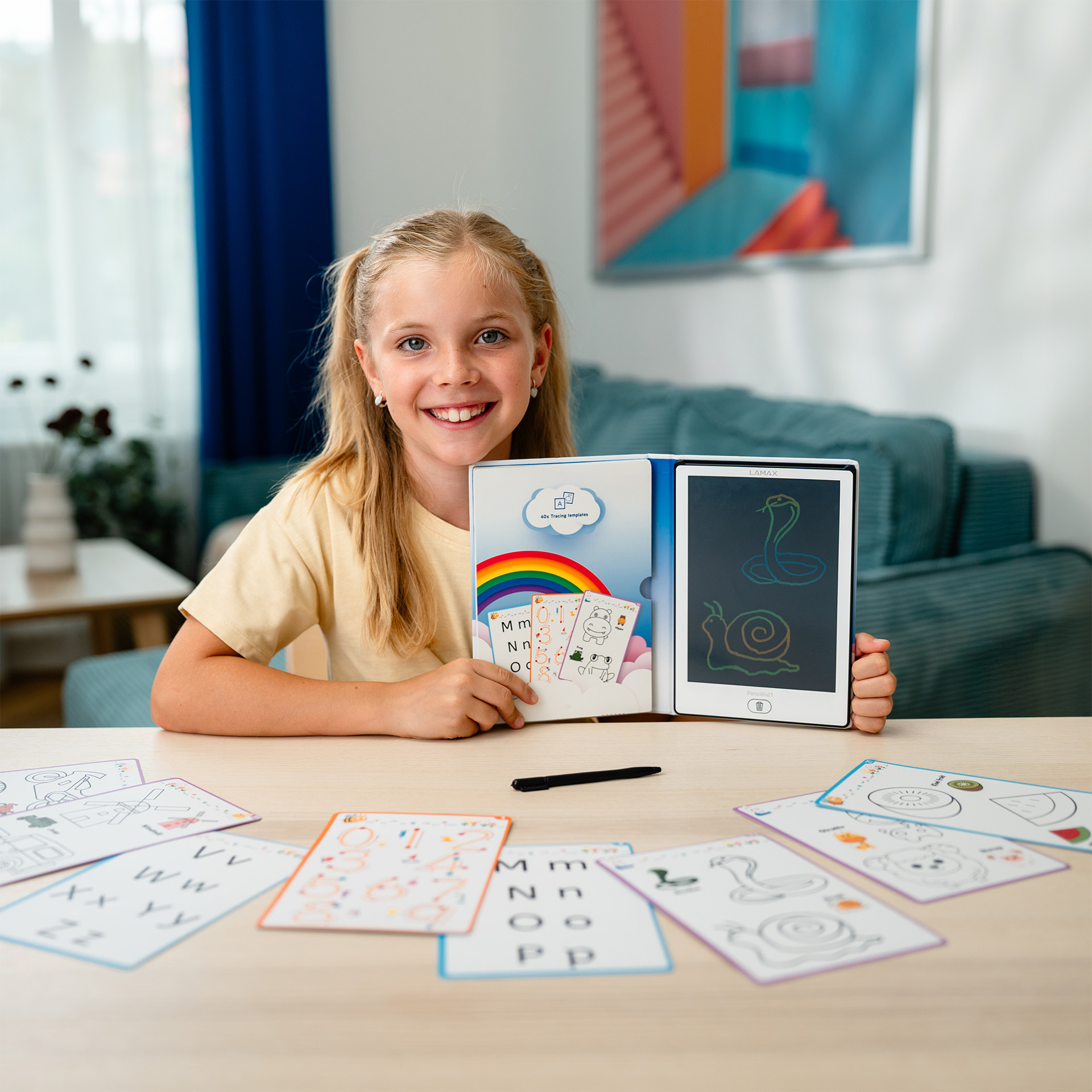 Egy lány ül egy faasztalnál tanulókártyákkal és digitális rajztáblával.