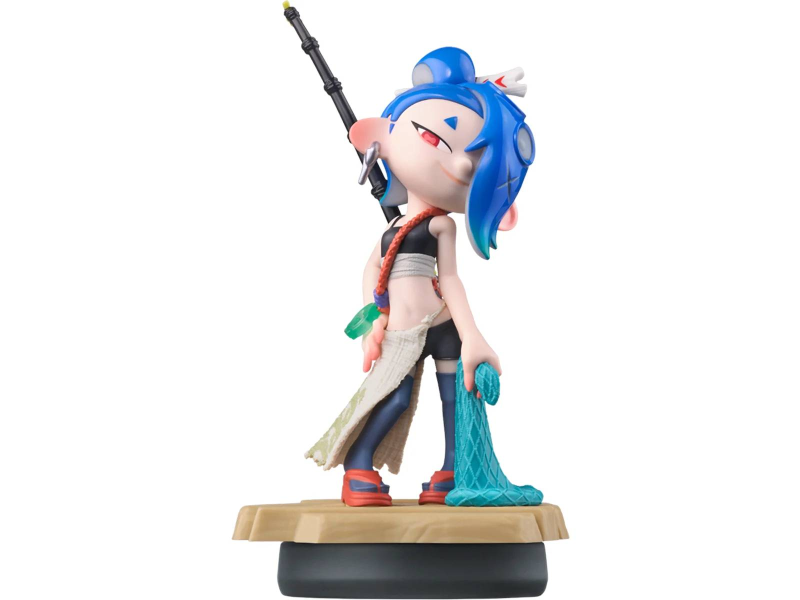Una figura de cabello azul y top negro se alza sobre una base.