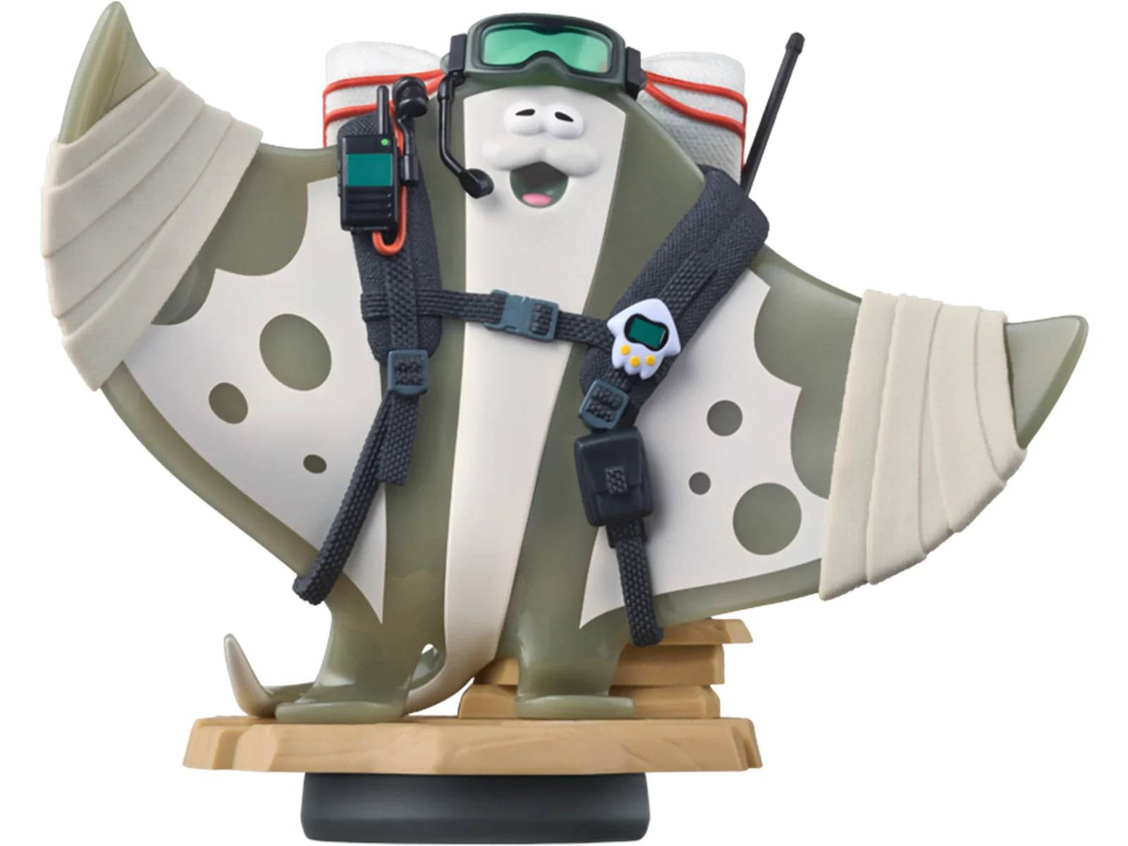 Una figura de un personaje mantarraya con equipo y vendas, de pie sobre una plataforma.