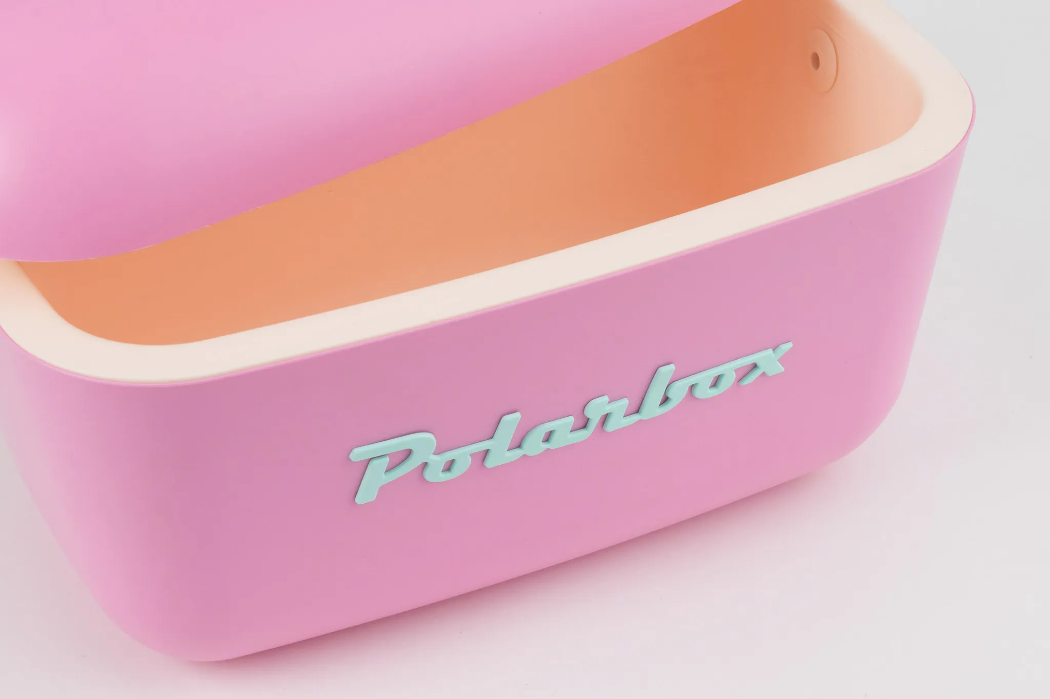 Taschino rosa con scritta turchese "Polarbox" e coperchio aperto.
