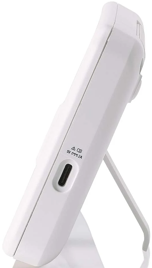 Un appareil blanc avec un port USB-C et un support.