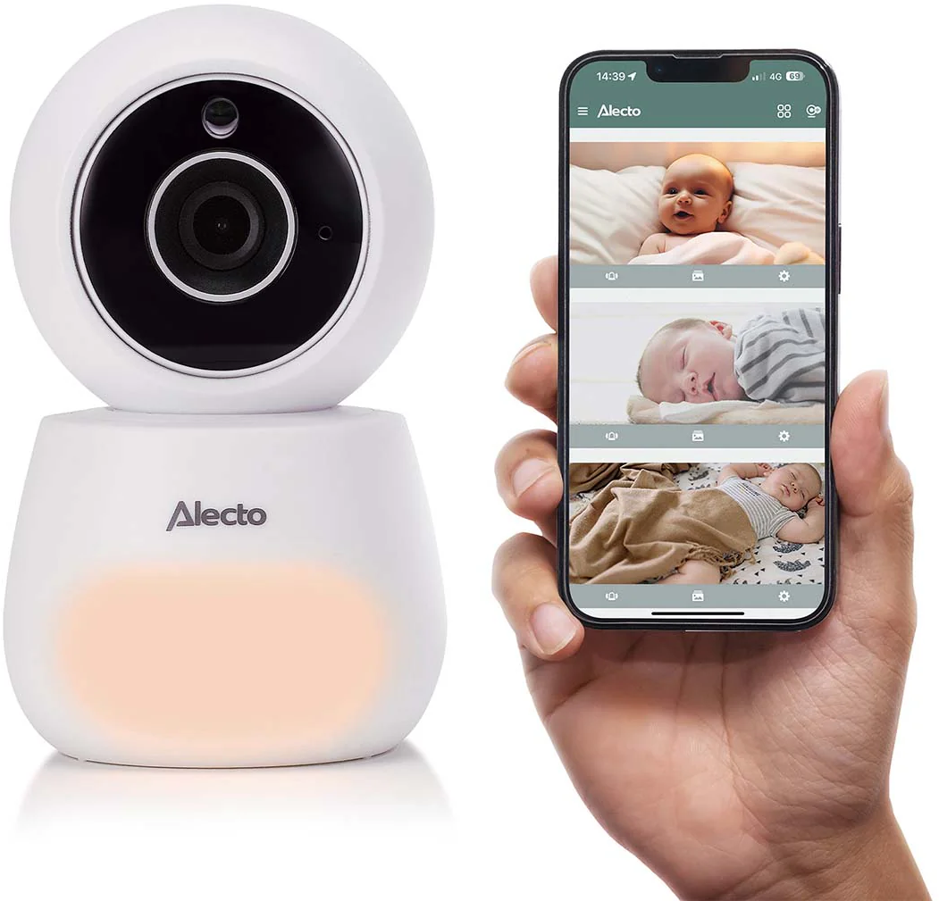 Un moniteur bébé blanc avec caméra et une main tenant un smartphone montrant des images de bébé.