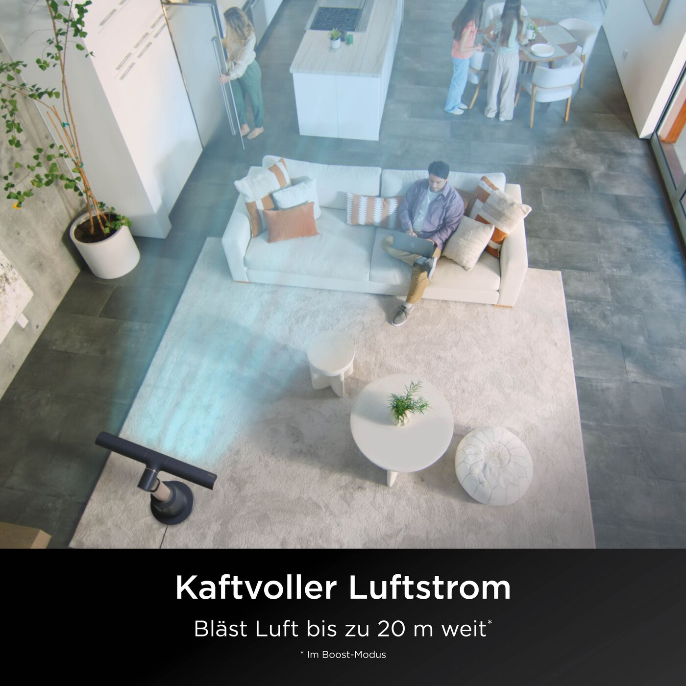 Homme avec ordinateur portable sur canapé dans salon moderne. Flux d'air d'appareil.