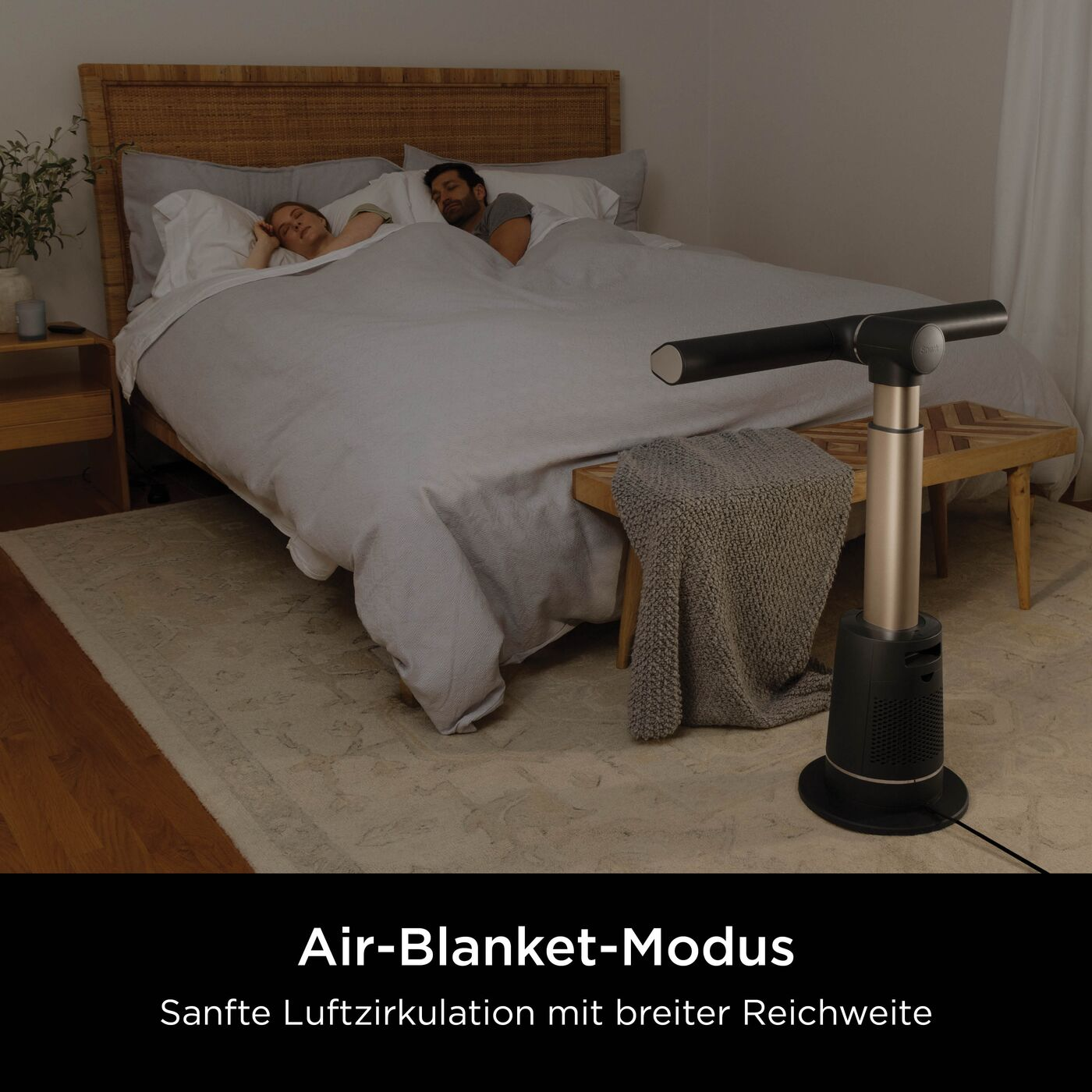 Un homme et une femme dorment au lit, un ventilateur à proximité.