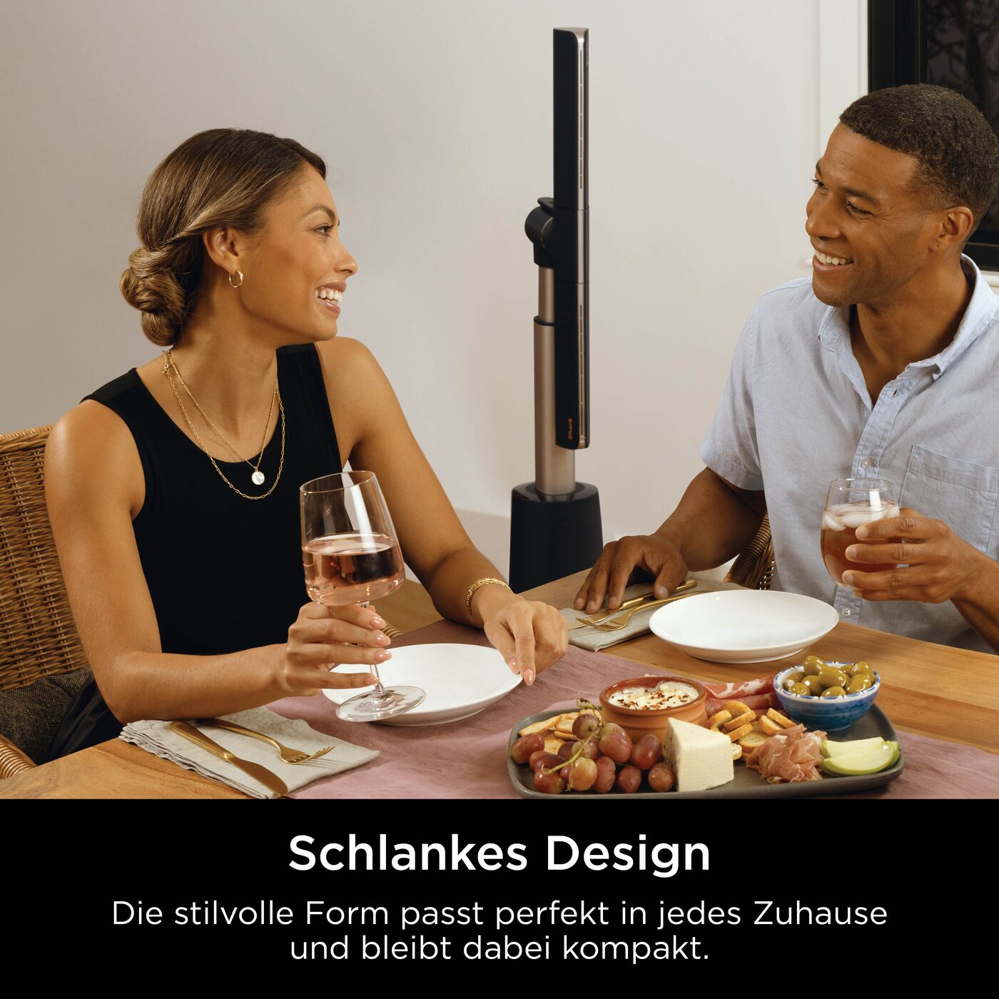Un homme et une femme assis à une table avec de la nourriture et des boissons.