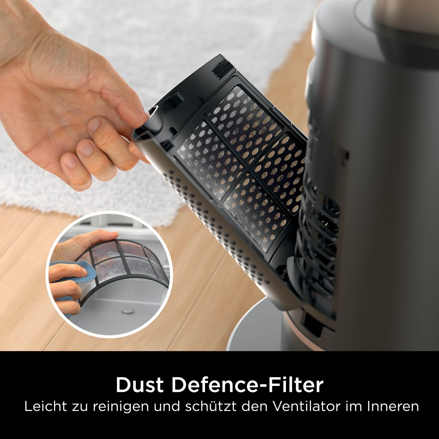 Une main retire un filtre à poussière sale d'un ventilateur.