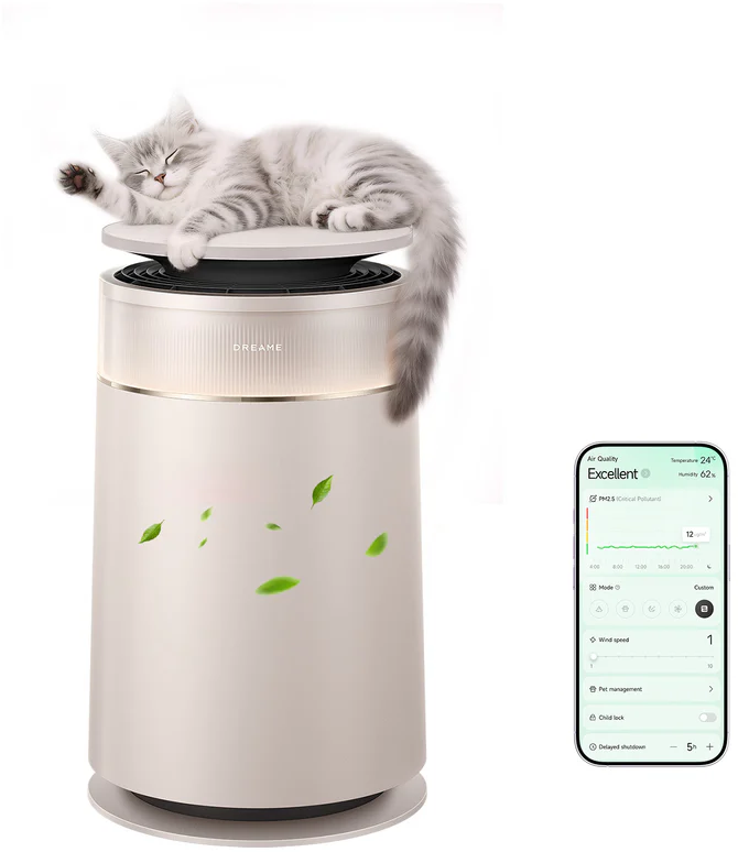 Un chat dort sur un purificateur d'air à côté d'un smartphone affichant des données de qualité de l'air.