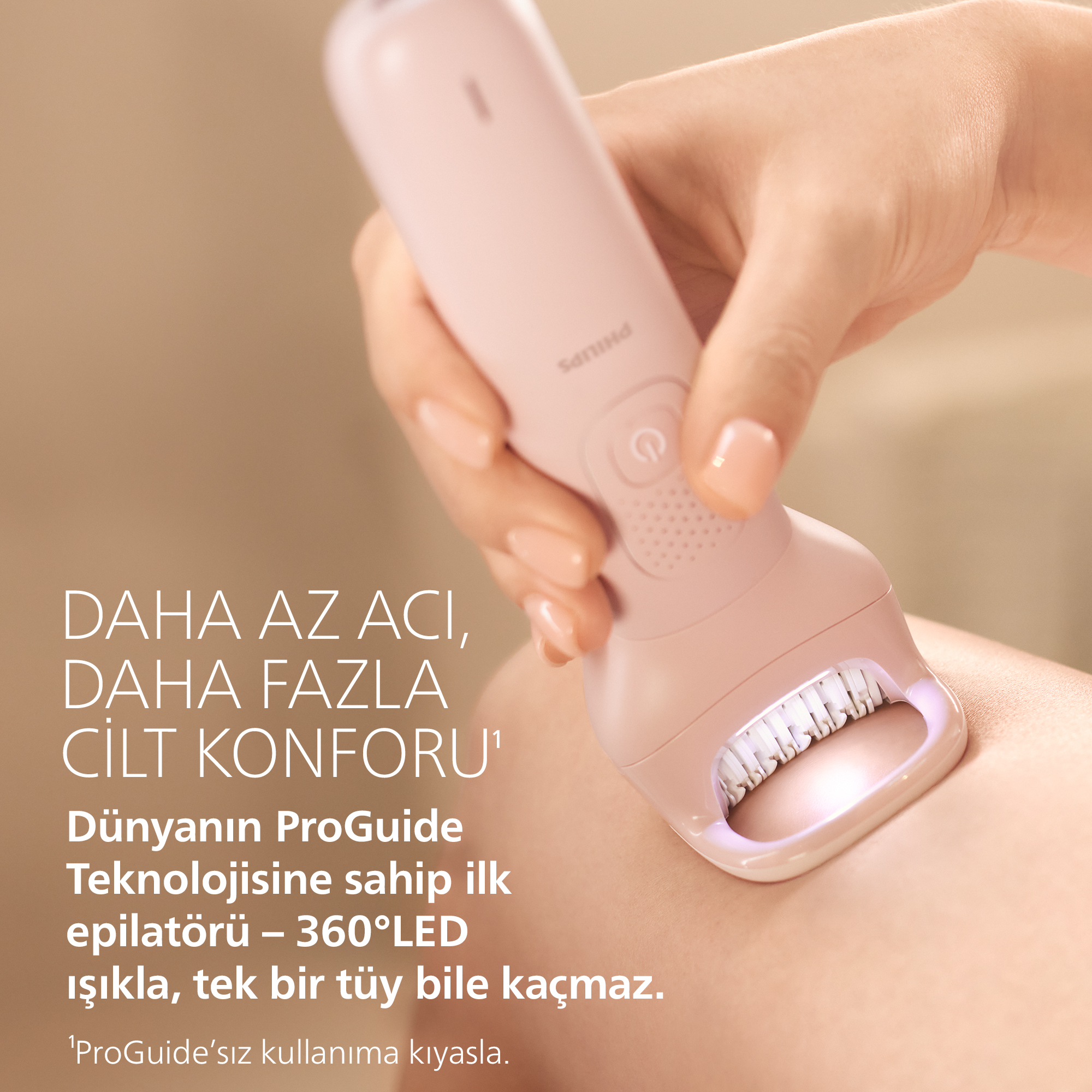 Bir el, ciltte kullanılan pembe bir epilatör tutuyor.