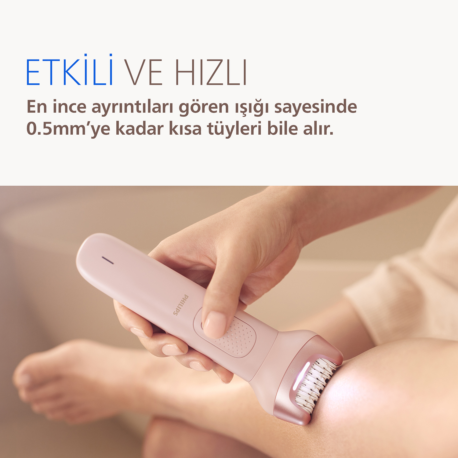 Bir el, bacakta kullanılan pembe bir epilatör tutuyor.