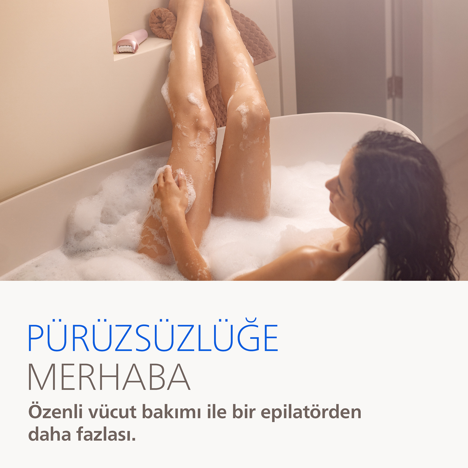 Köpüklü küvette bir kadın, bacaklarını epilatörle tıraş ediyor.