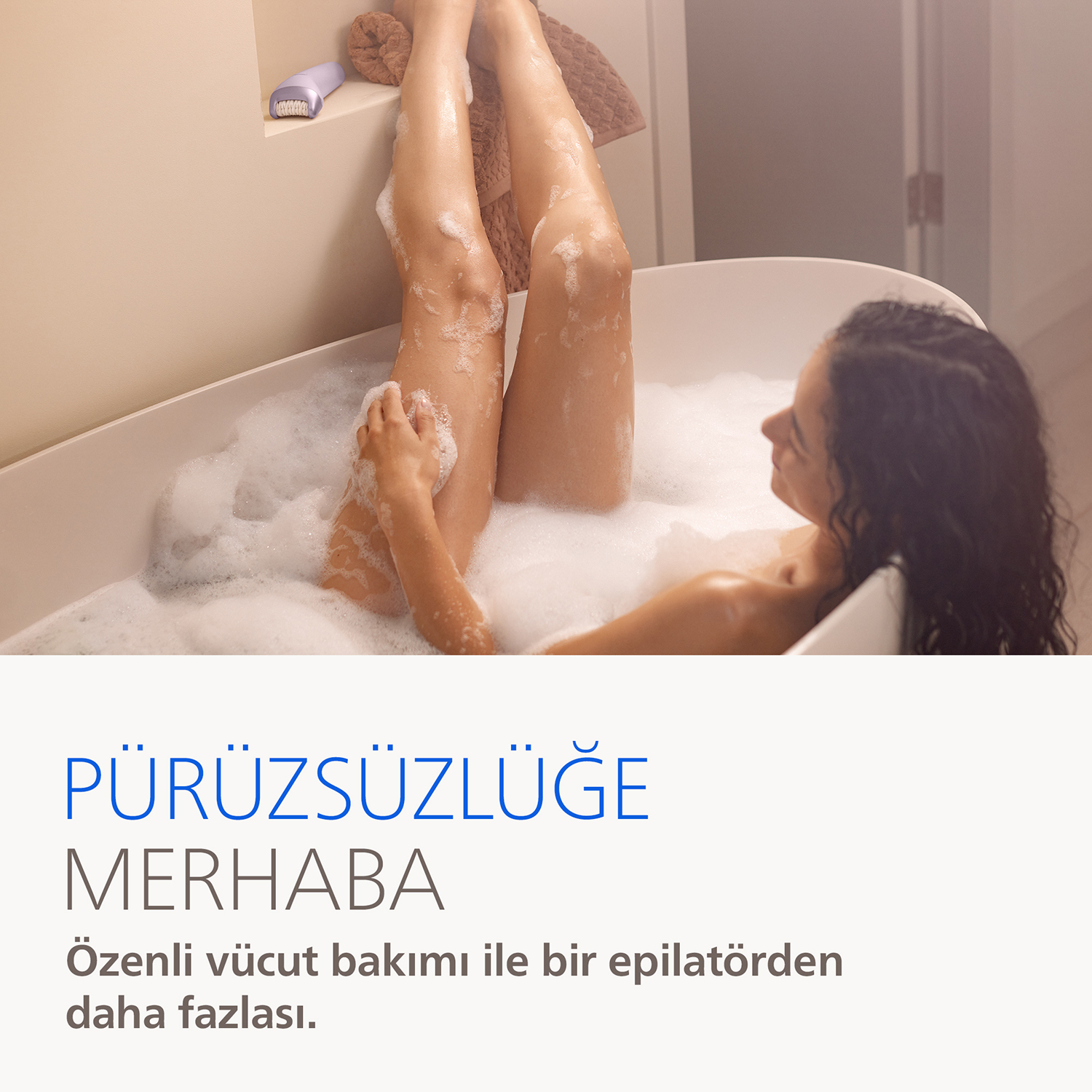 Köpüklü küvette kadın, bacaklar kameraya dönük, rafta epilatör.