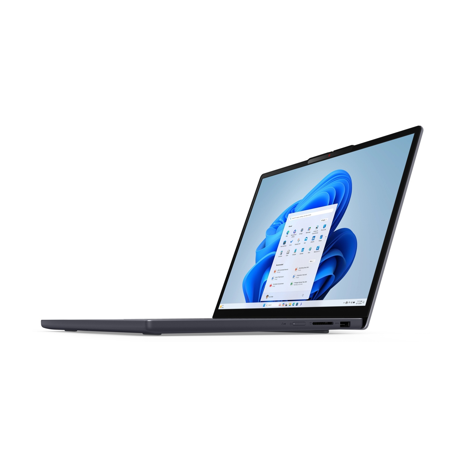 Un laptop scuro con lo schermo aperto, che mostra il logo di Windows 11.