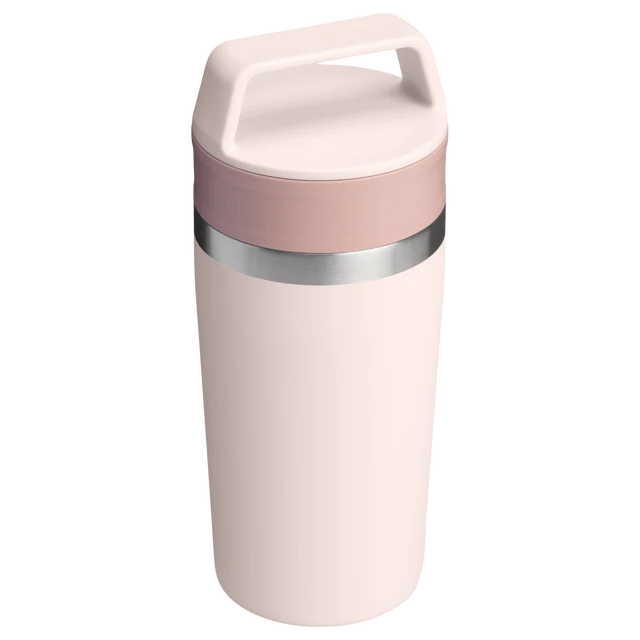 Gümüş bantlı ve kulplu pembe ve beyaz seyahat bardağı.