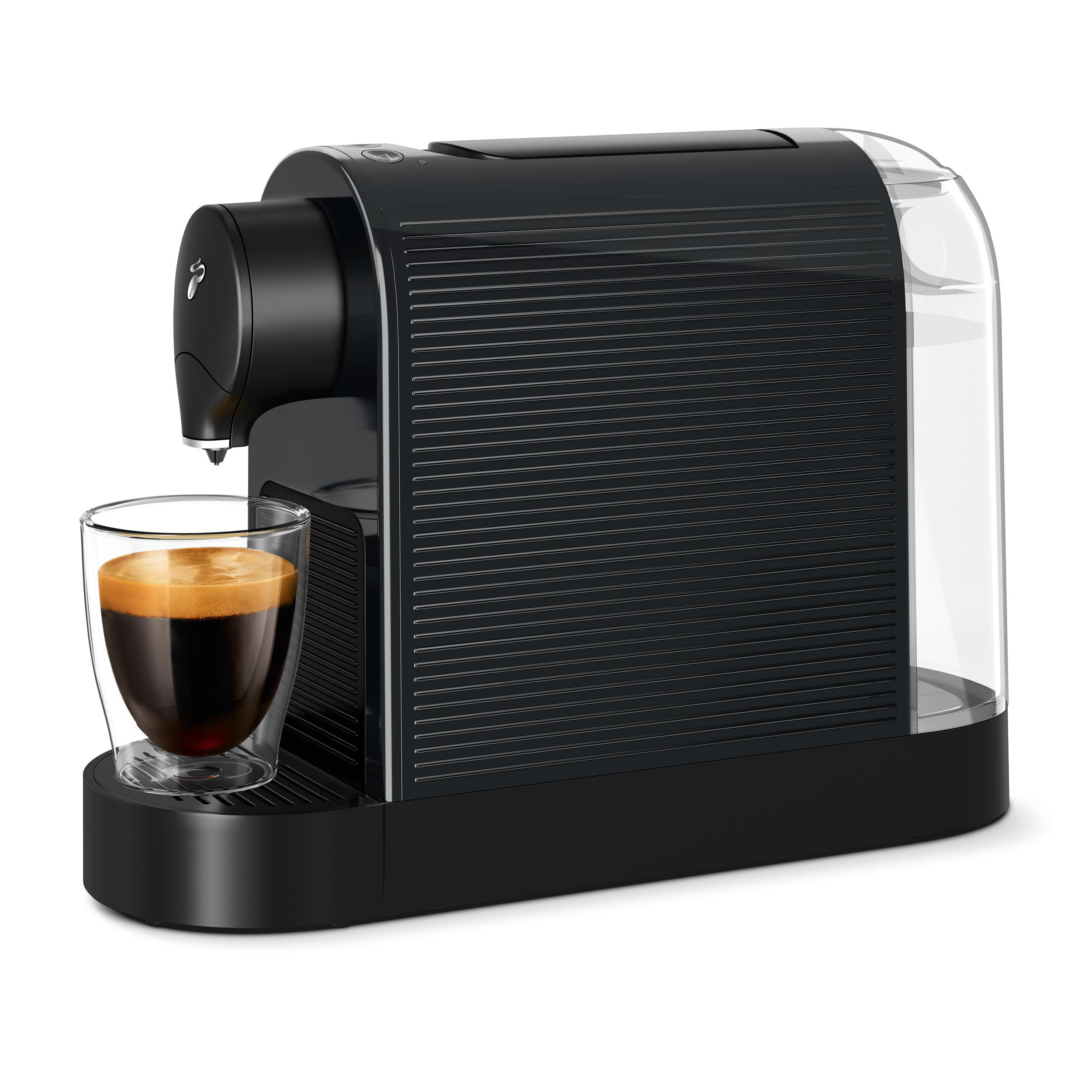 Schwarze Kaffeemaschine brüht Espresso in ein Glas.