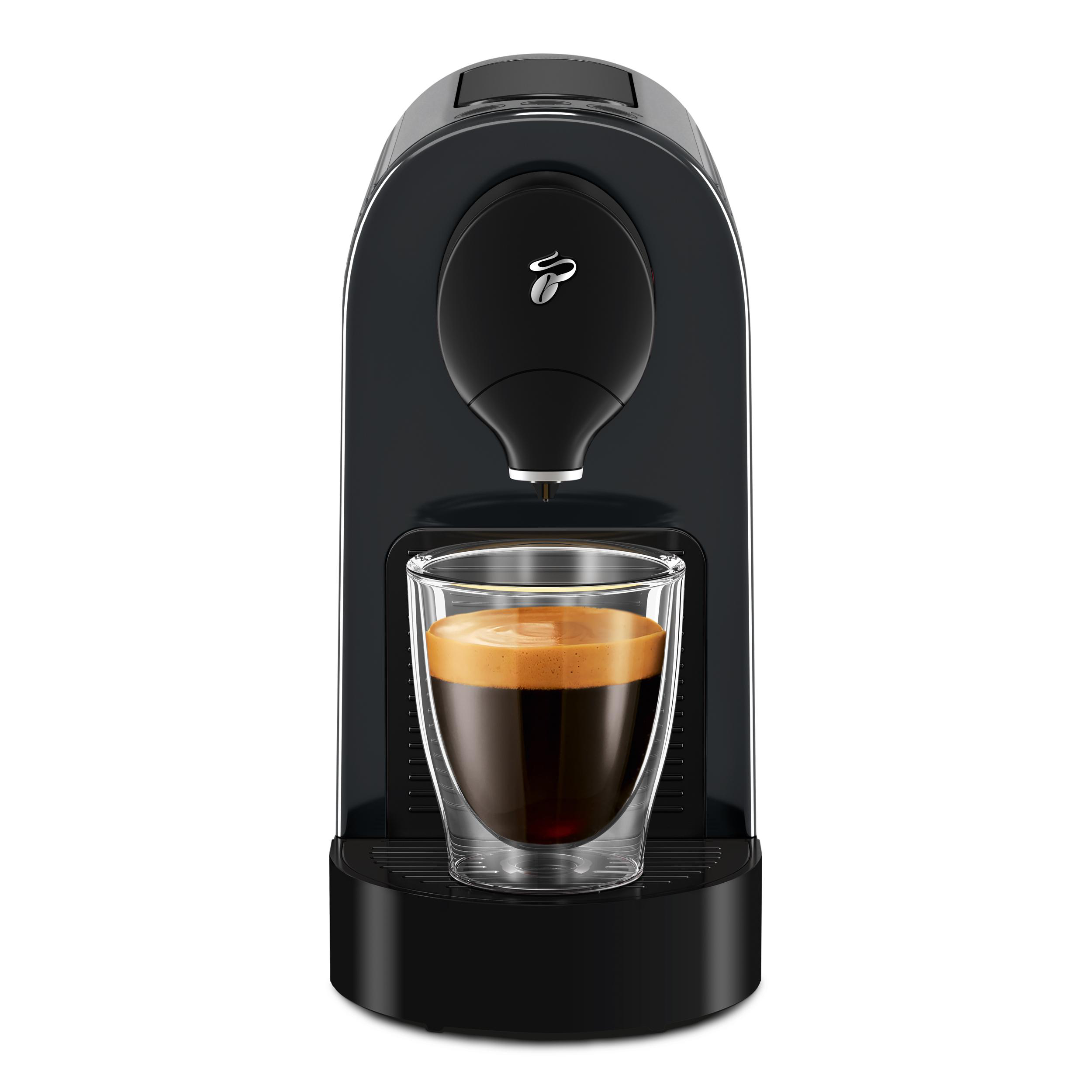 Eine schwarze Kaffeemaschine mit einem Glas Espresso.