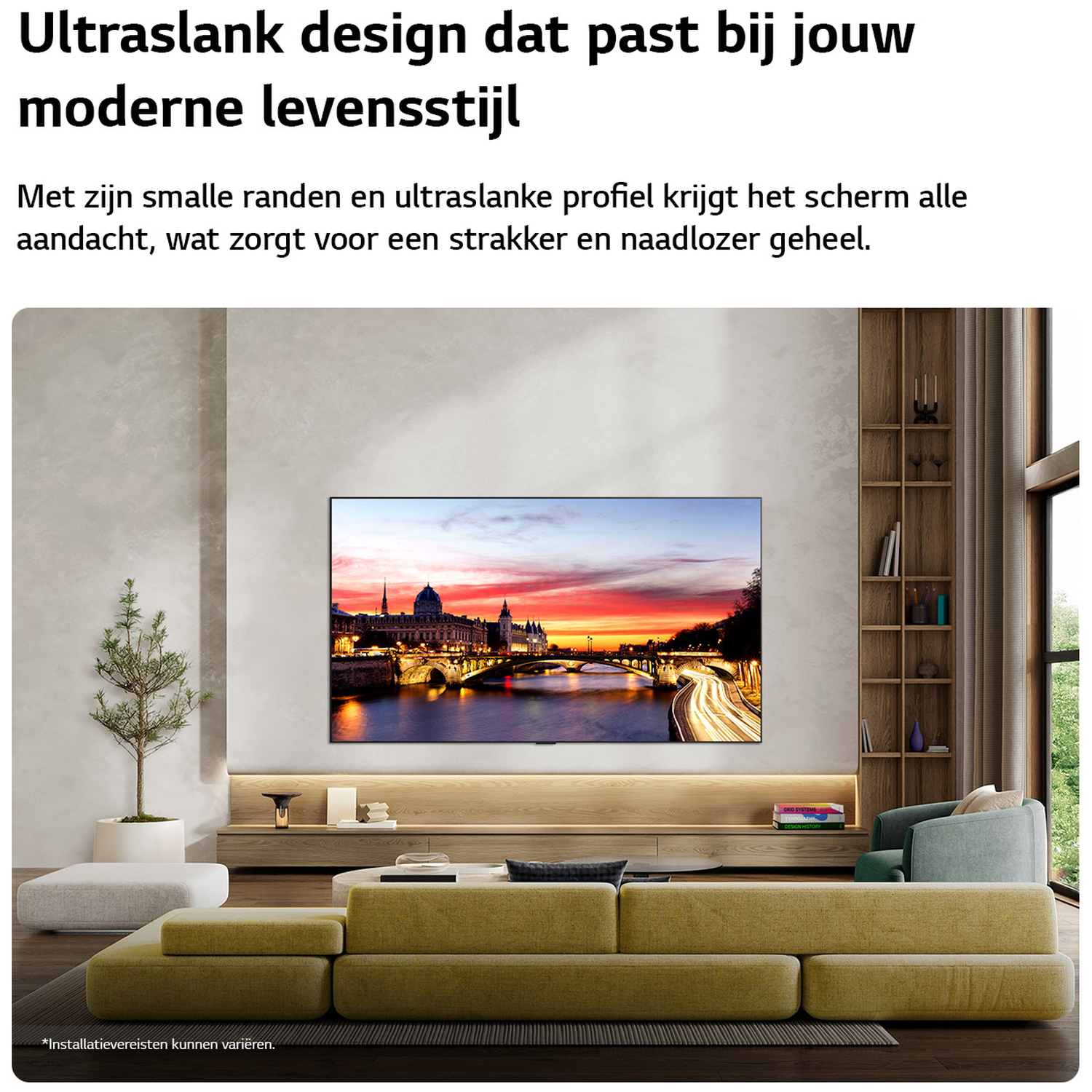 Een grote, moderne woonkamer met een tv die een stad 's nachts toont.