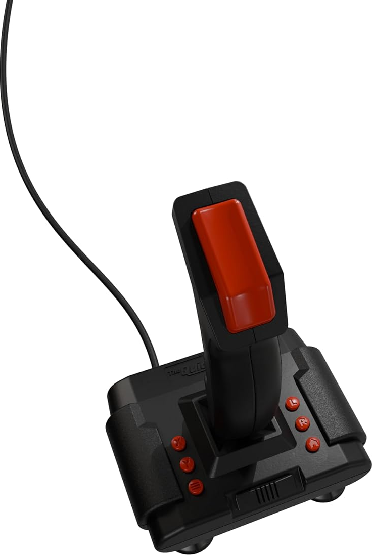 Ein schwarzer Joystick mit rotem Hebel und Knöpfen, weißer Hintergrund.