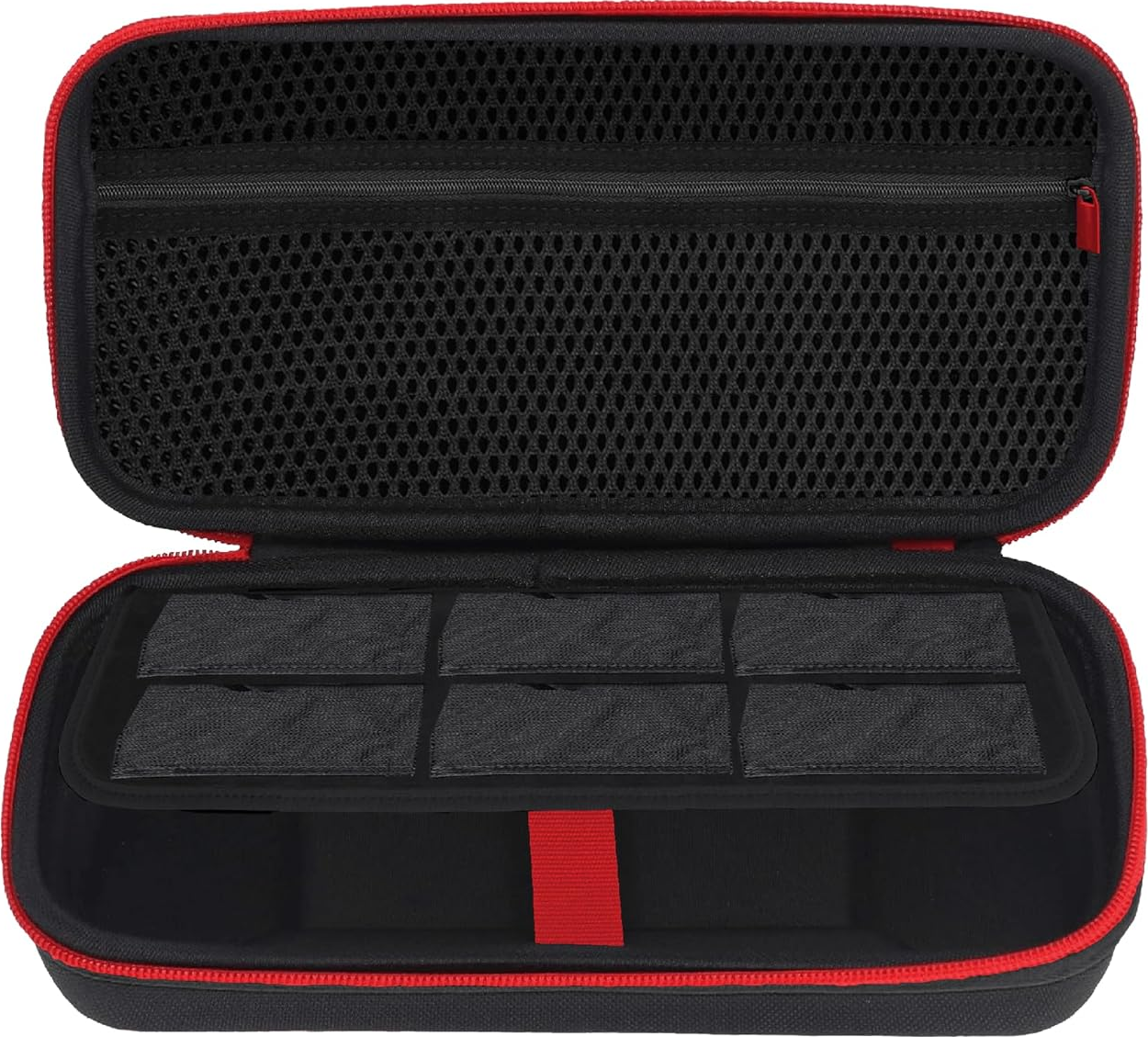 Ein offenes schwarzes Etui mit rotem Rand, Netzfach und Halterungen für Spiele.