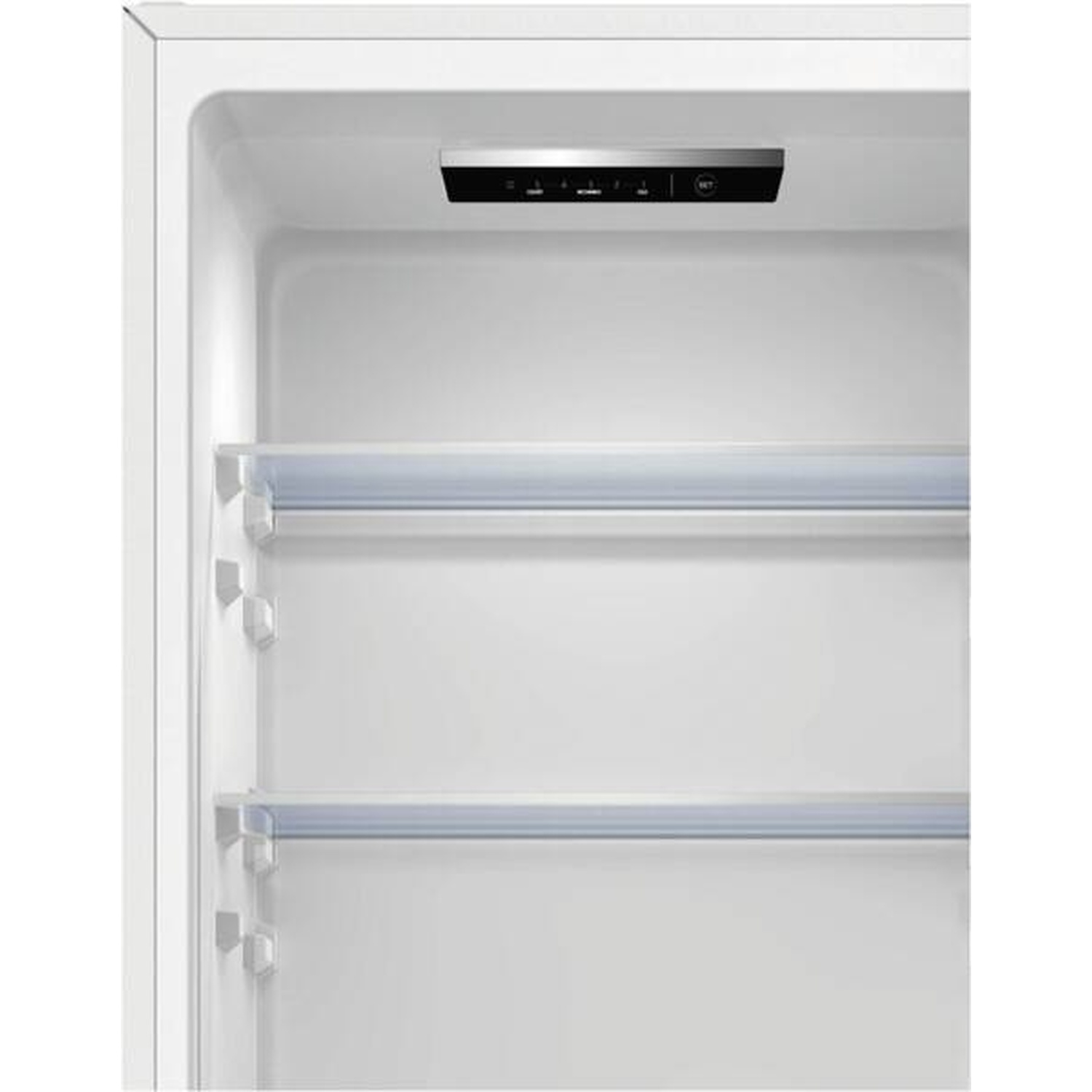 Interno di un frigorifero bianco con ripiano e pannello di controllo.